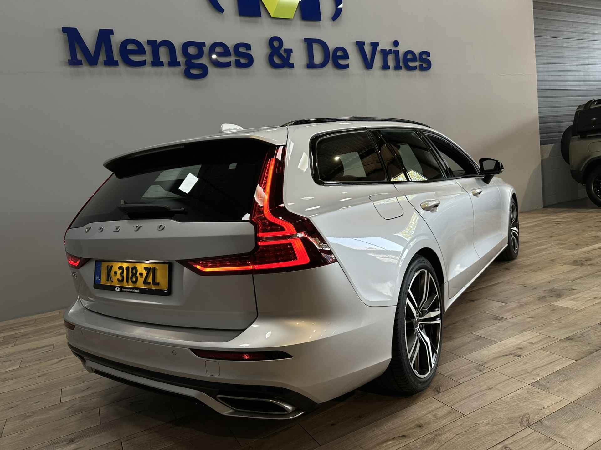 Volvo V60 2.0 B3 R-Design Airco ECC | LED | Panorama | 360 Camera | Harman Kardon | Trekhaak | Adaptive Cruise | Apple Carplay | Stoelverwarming | Isofix | NAP | - 48/52