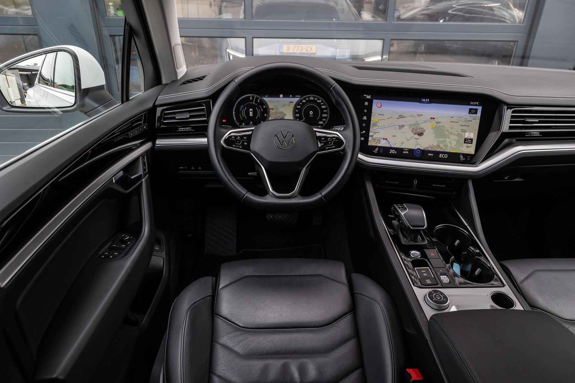 Volkswagen Touareg 3.0 TSI 381pk eHybrid 4MOTION | Panoramadak | Navigatie | LED Matrix | Lederen Bekleding - 32/47