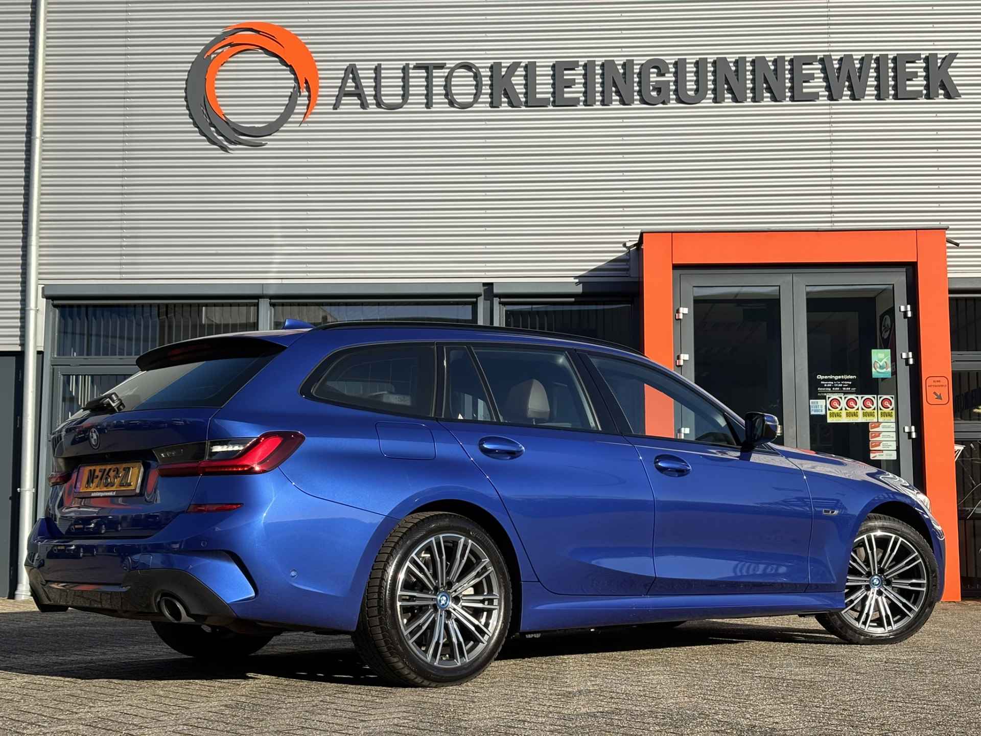 BMW 3 Serie Touring /320e Business Edition Plus M Sport Pakket / Portimao Blau / Stoel & Stuurverwarming / Wegklapbare Trekhaak / - 4/42