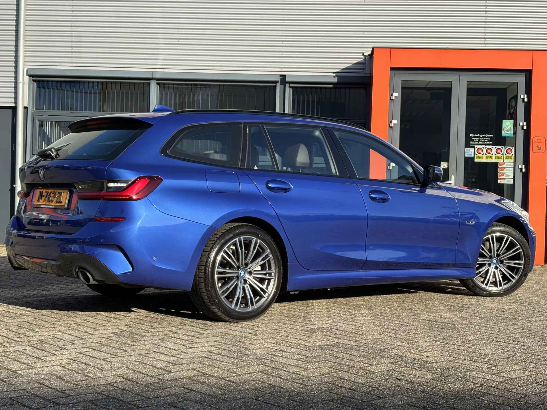 BMW 3 Serie Touring /320e Business Edition Plus M Sport Pakket / Portimao Blau / Stoel & Stuurverwarming / Wegklapbare Trekhaak / - 14/42