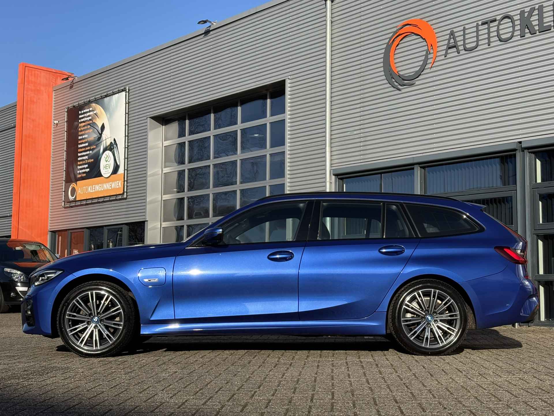 BMW 3 Serie Touring /320e Business Edition Plus M Sport Pakket / Portimao Blau / Stoel & Stuurverwarming / Wegklapbare Trekhaak / - 20/42