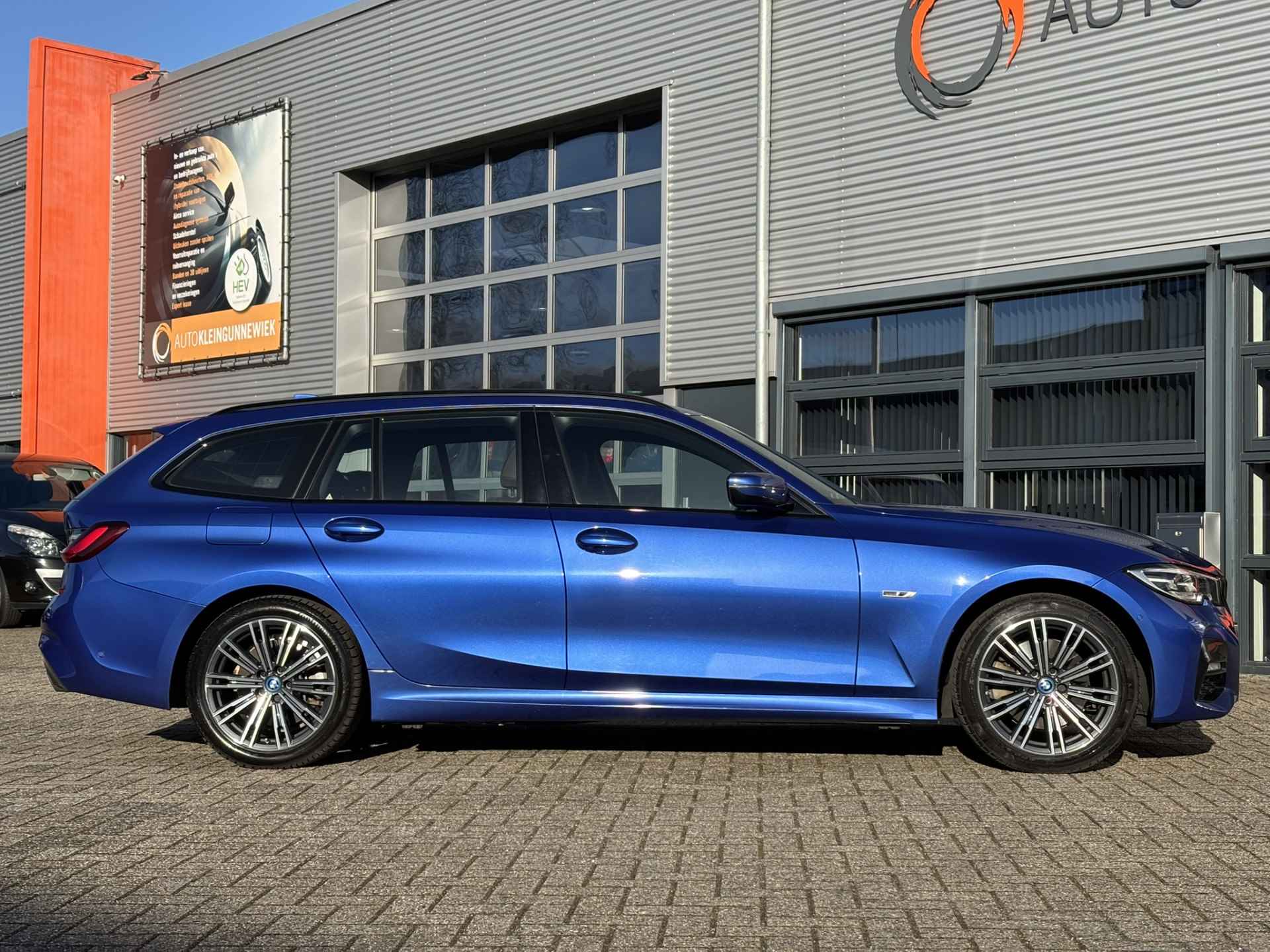 BMW 3 Serie Touring /320e Business Edition Plus M Sport Pakket / Portimao Blau / Stoel & Stuurverwarming / Wegklapbare Trekhaak / - 21/42