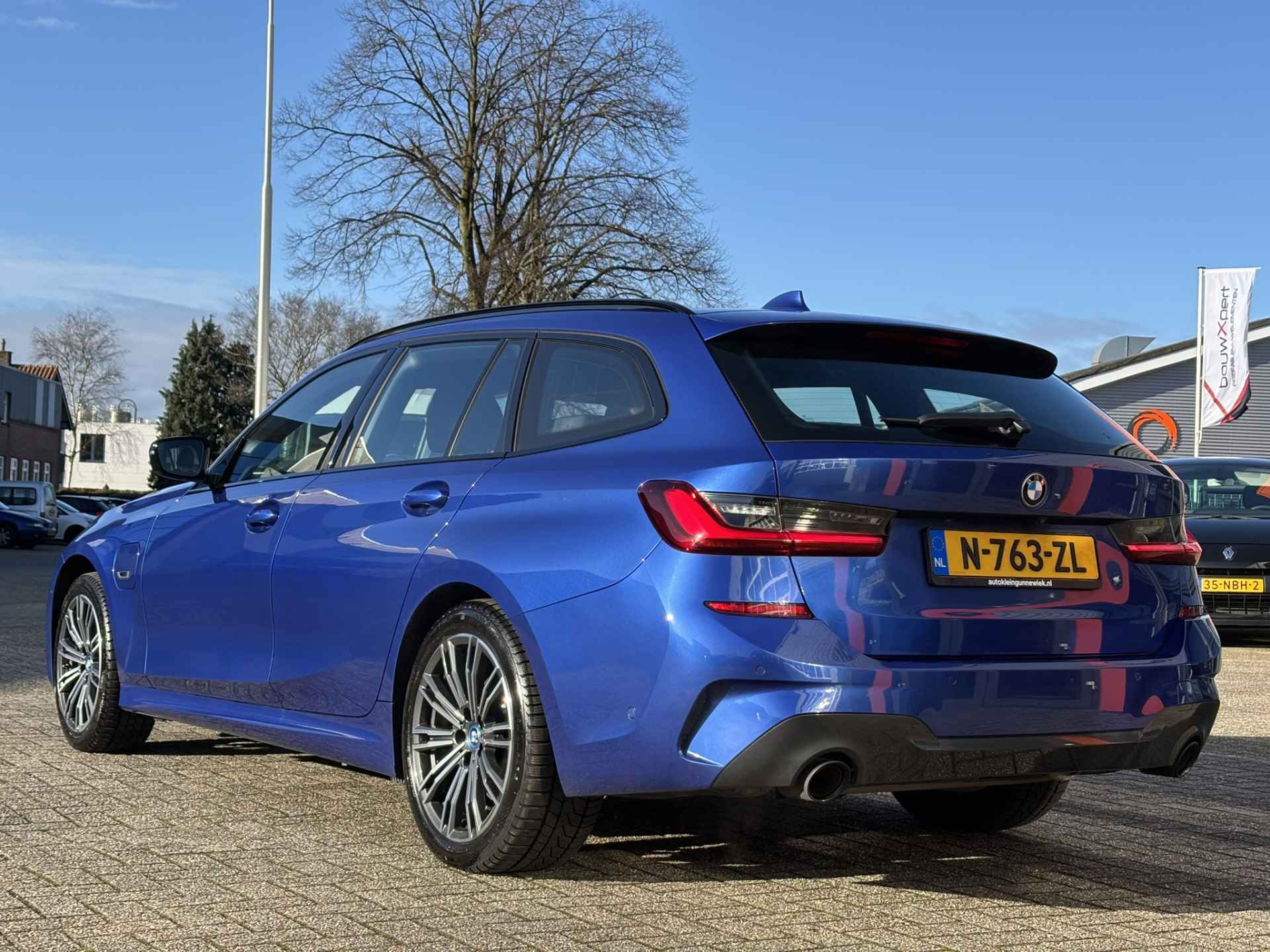 BMW 3 Serie Touring /320e Business Edition Plus M Sport Pakket / Portimao Blau / Stoel & Stuurverwarming / Wegklapbare Trekhaak / - 28/42