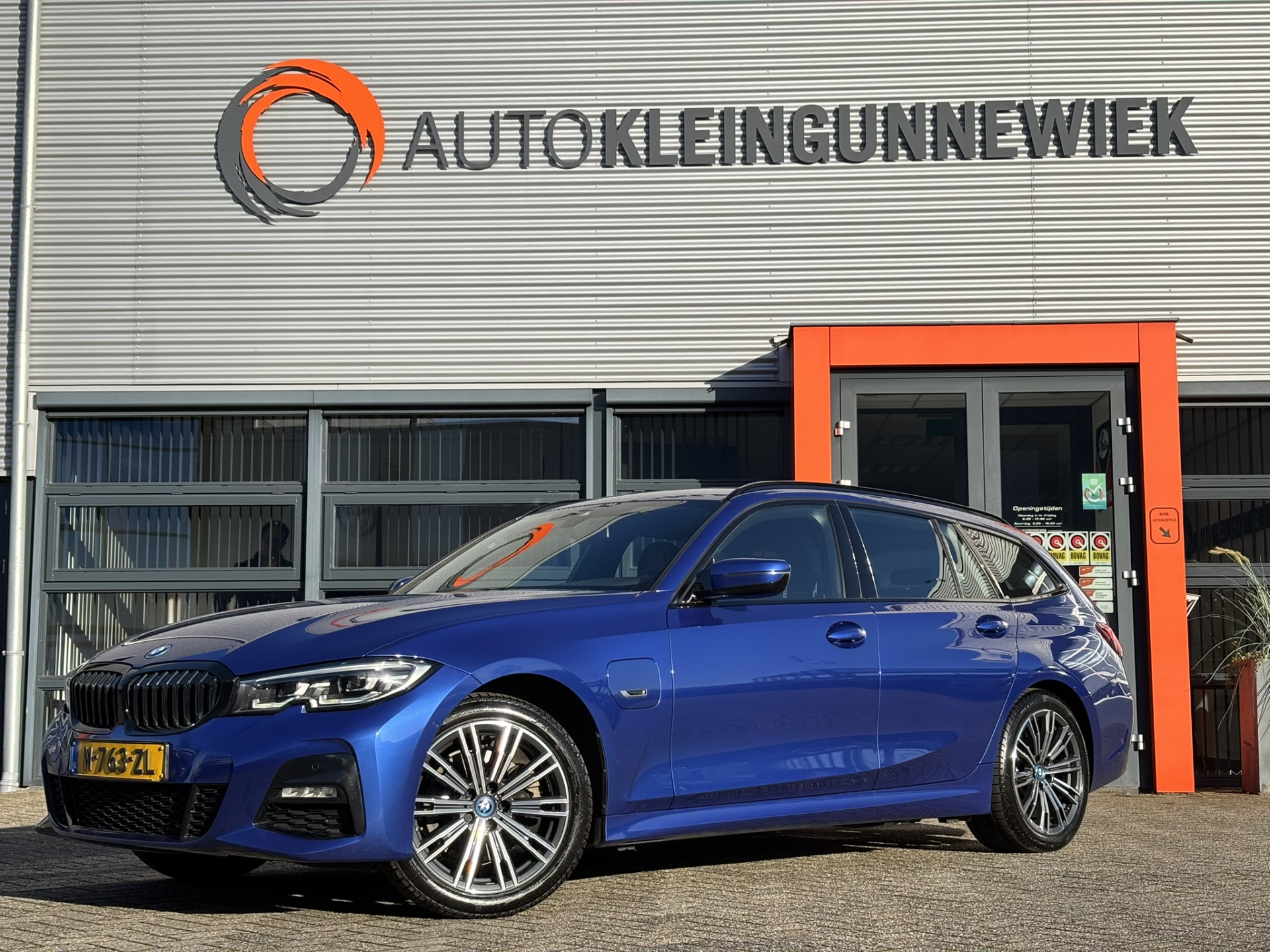 BMW 3 Serie Touring /320e Business Edition Plus M Sport Pakket / Portimao Blau / Stoel & Stuurverwarming / Wegklapbare Trekhaak /