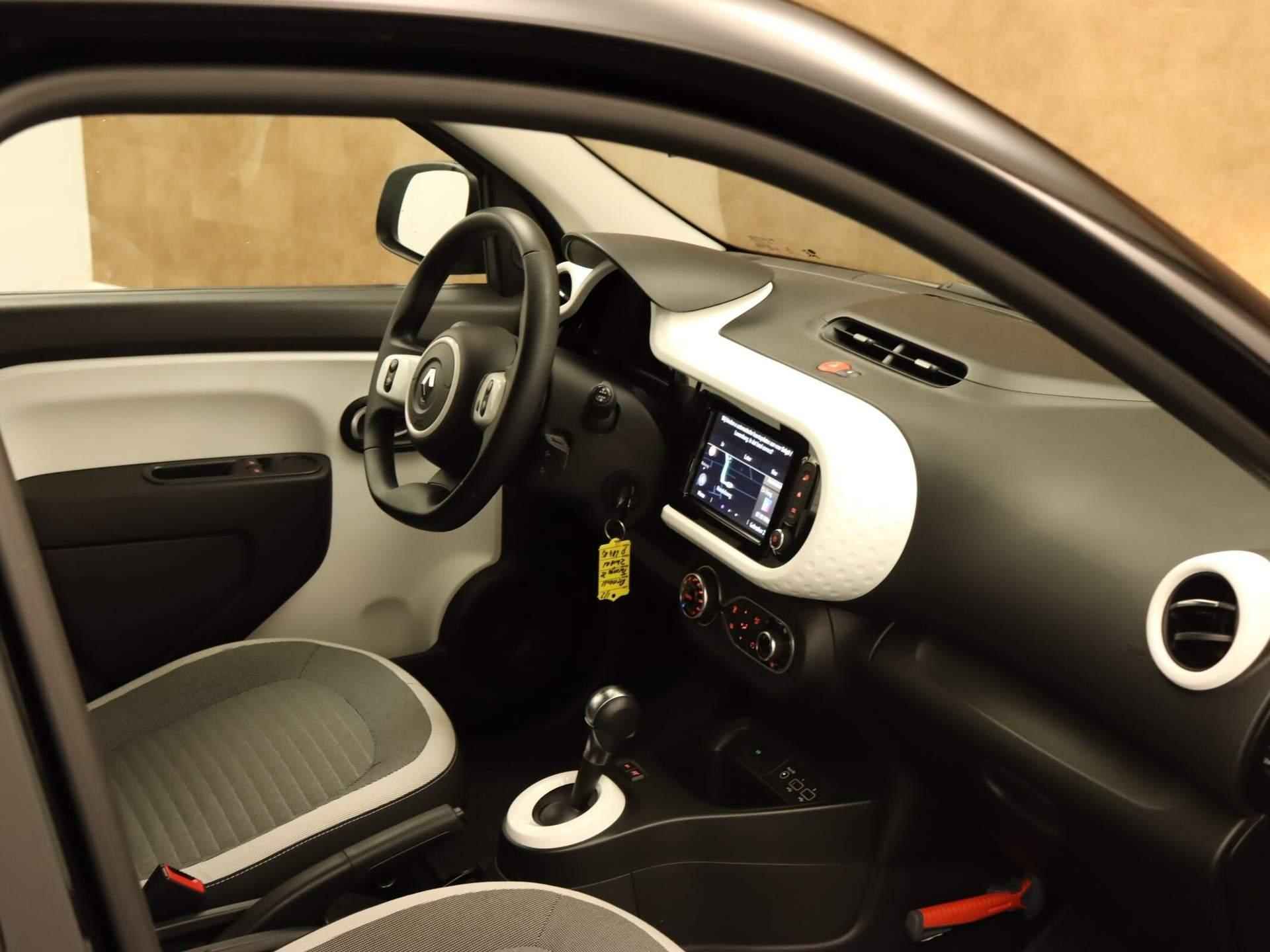 Renault Twingo Z.E. R80 Collection  - ORIGINEEL NEDERLANDSE AUTO - 60 KW - CLIMATE CONTROL - VOORSTOELEN VERWARMD - NAVIGATIE - BLUETOOTH - LICHT/ REGENSENSOR - ELEKTRISCHE RAMEN VOOR - CENTRALE VERGRENDELING MET AFSTANDSBEDIENING - 4/35