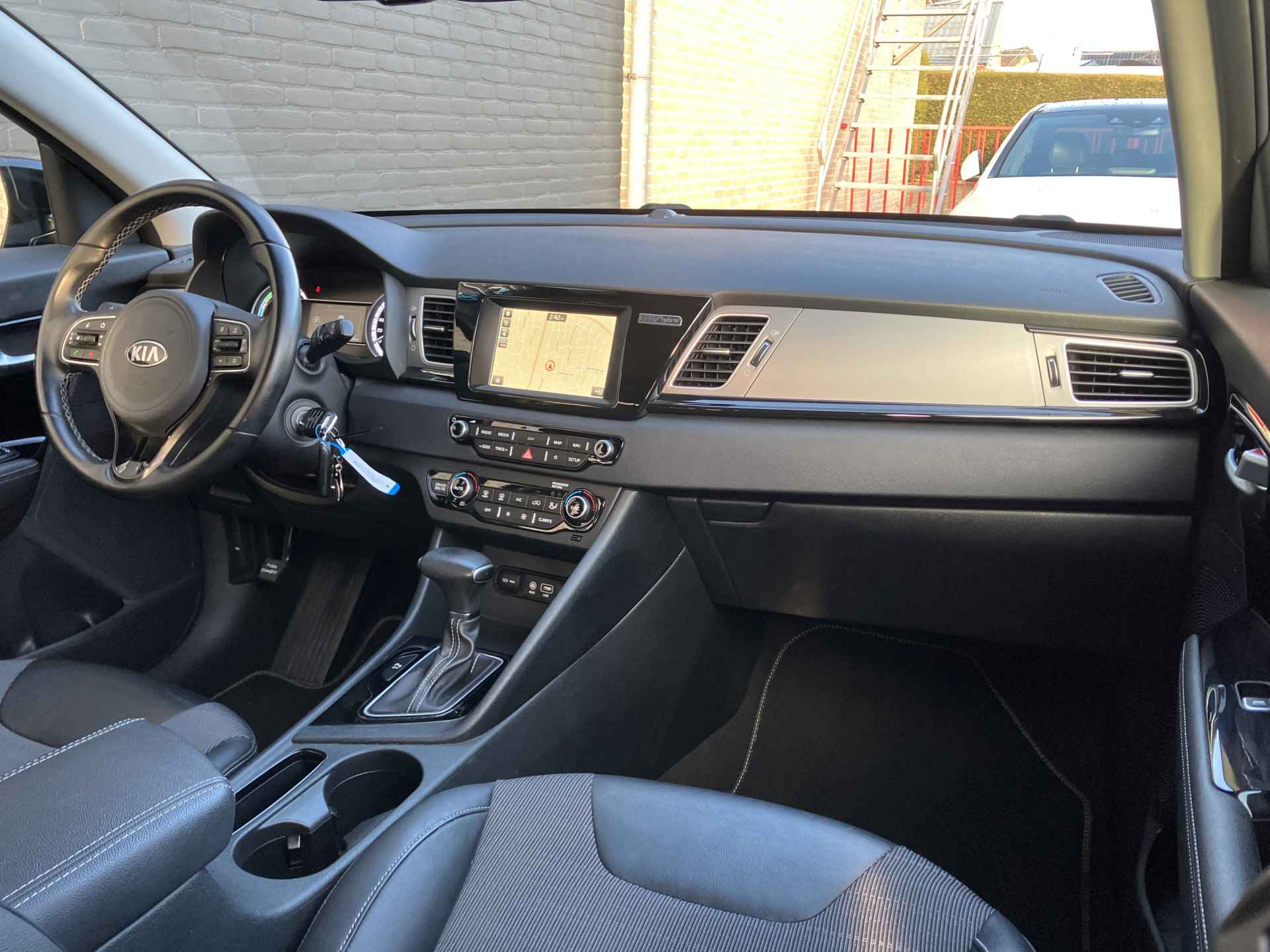 Kia Niro 1.6 GDi Hybrid DynamicLine 140 pk AUT. | 1e eigenaar | navigatie | trekhaak | camera | apple carplay | 64.000 KM - 17/38