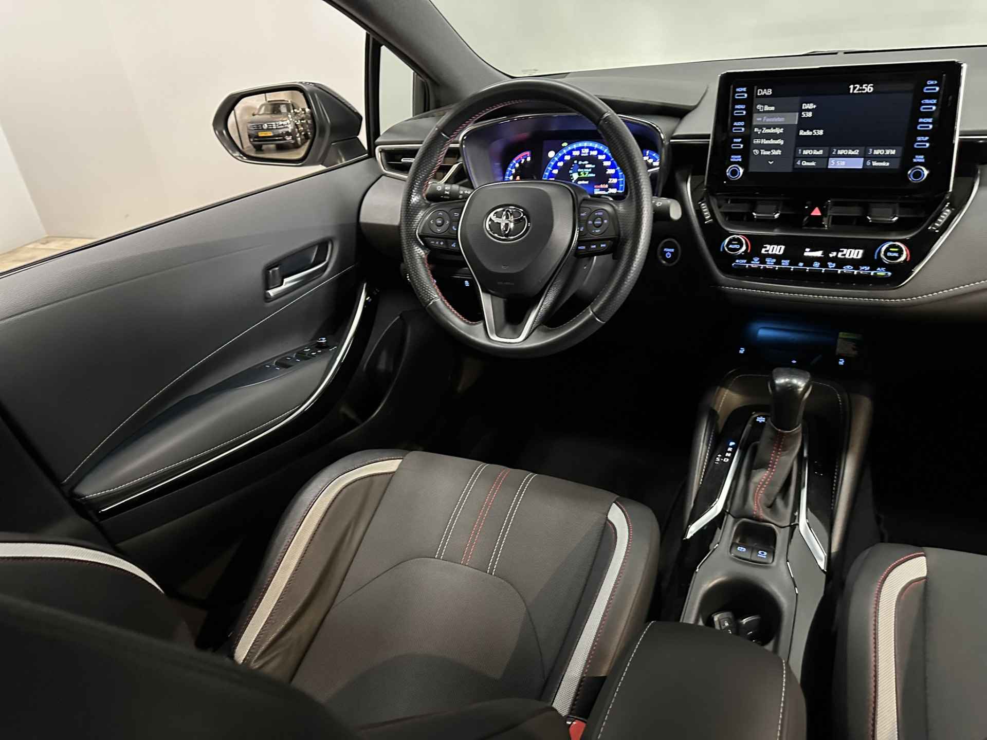 Toyota Corolla Touring Sports 2.0 Hybrid GR-Sport Airco ECC | LED | Adaptive Cruise | Camera | Stoelverwarming | 17" velgen | Apple Carplay | Isofix | NAP | - 34/49