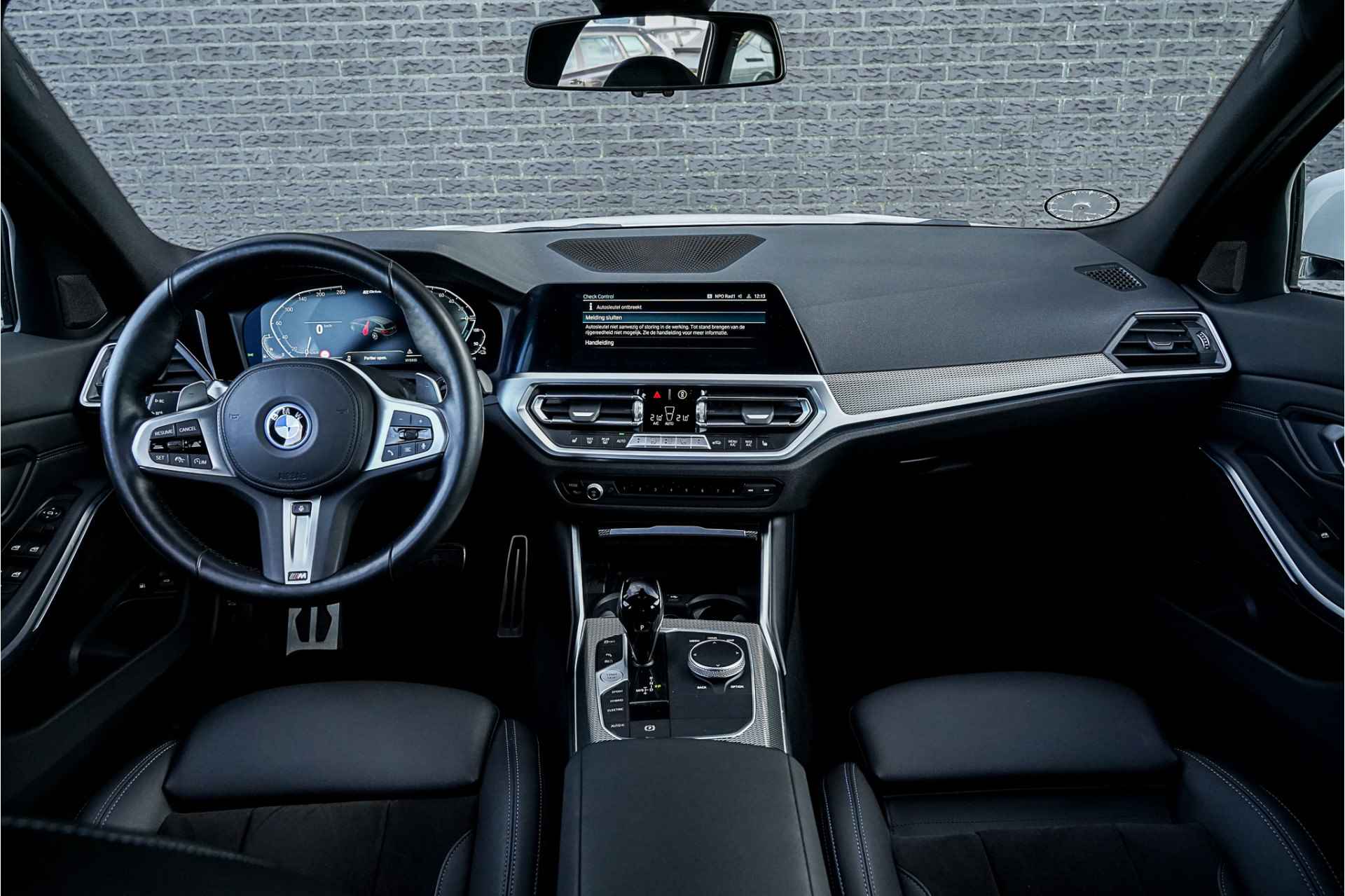 BMW 3 Serie Touring 330e | M Sport | Navigatie | Live Cockpit | Camera - 2/41