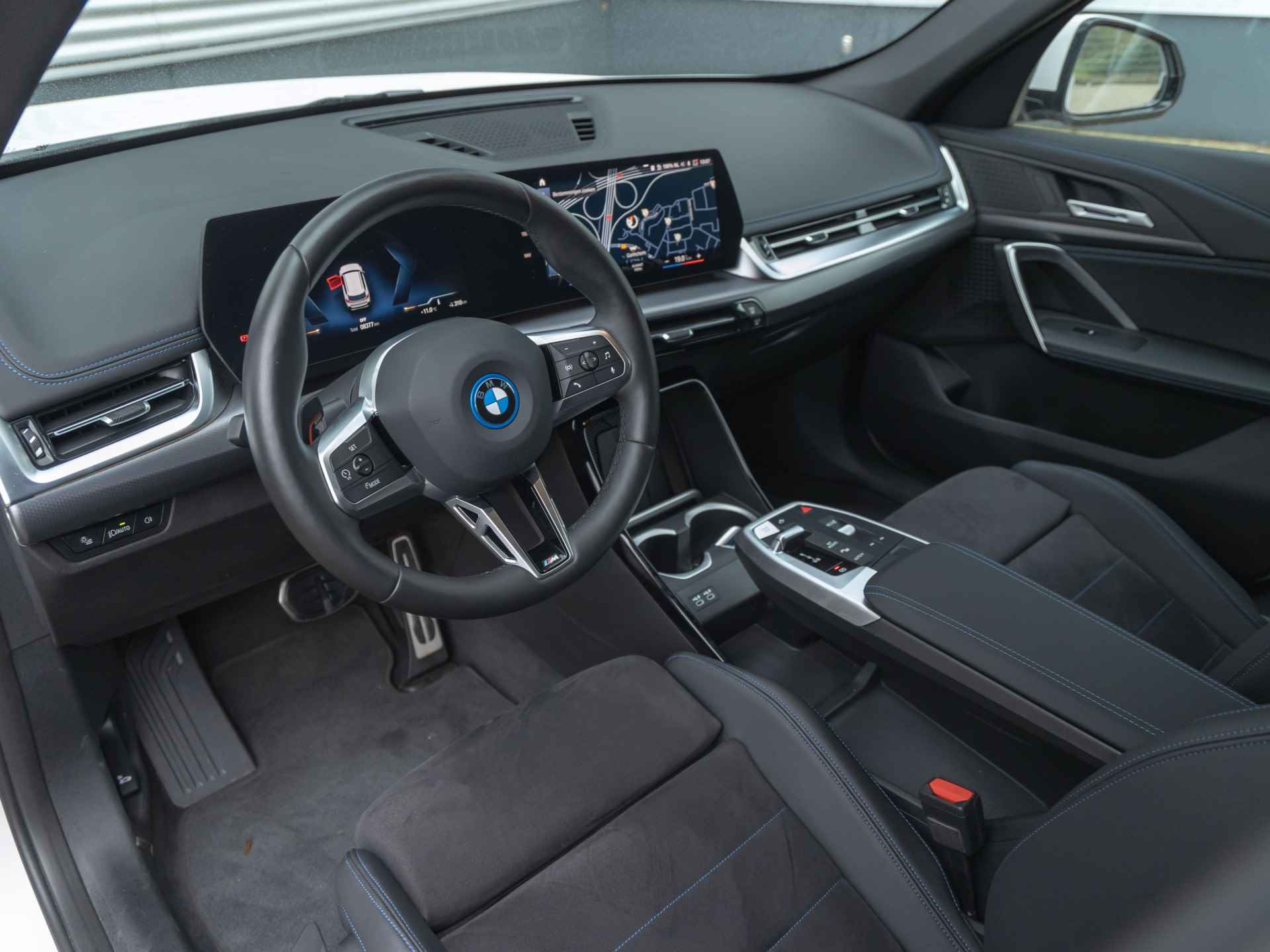 BMW iX1 xDrive30 M-Sport - Driving Ass - Camera - Stoelverwarming - Getint Glas - 14/37