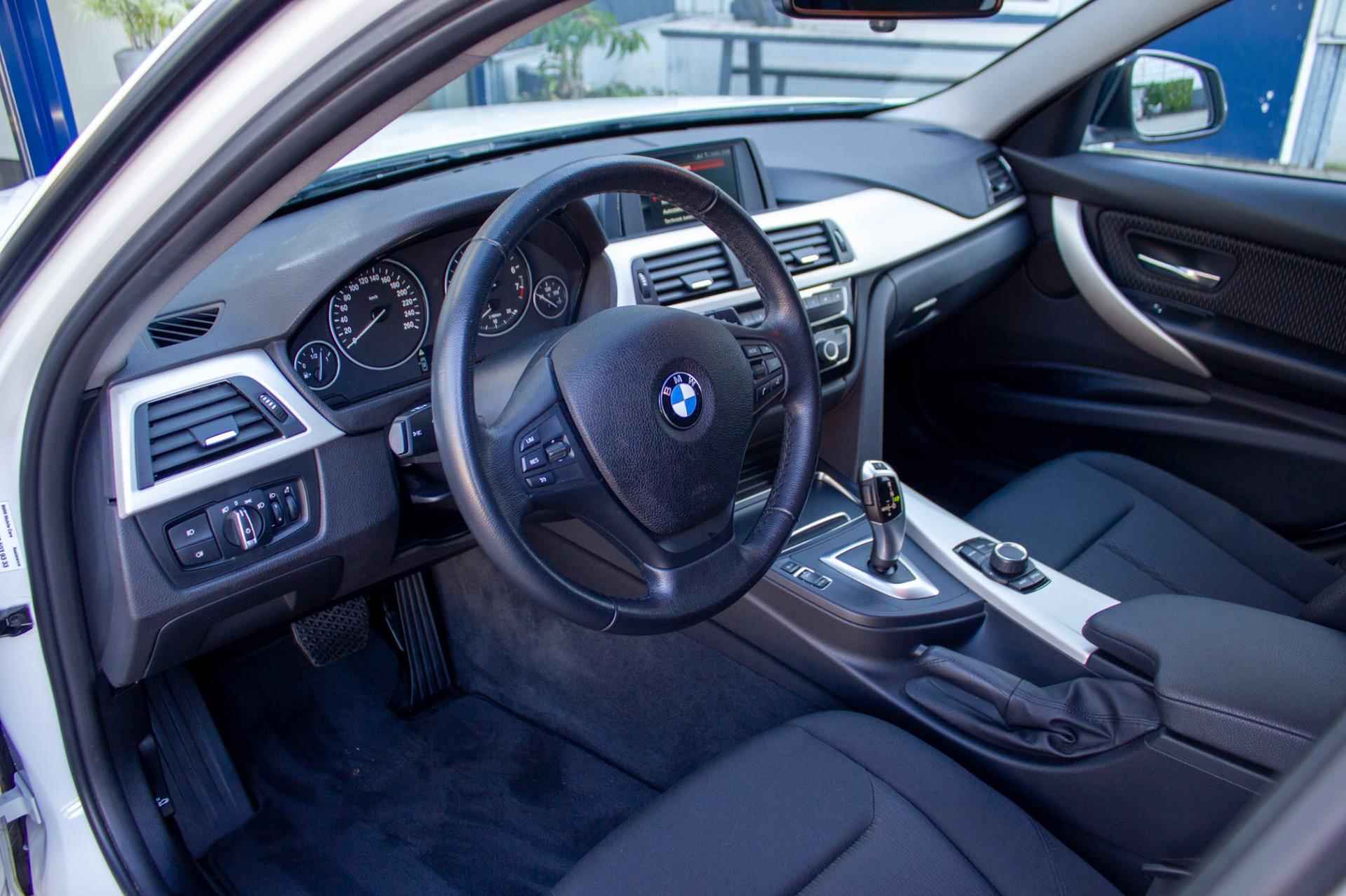 BMW 3-serie Touring 320i Automaat | Prijs rijklaar incl. 12 mnd garantie | Trekhaak Carplay Elek. achterklep - 18/47