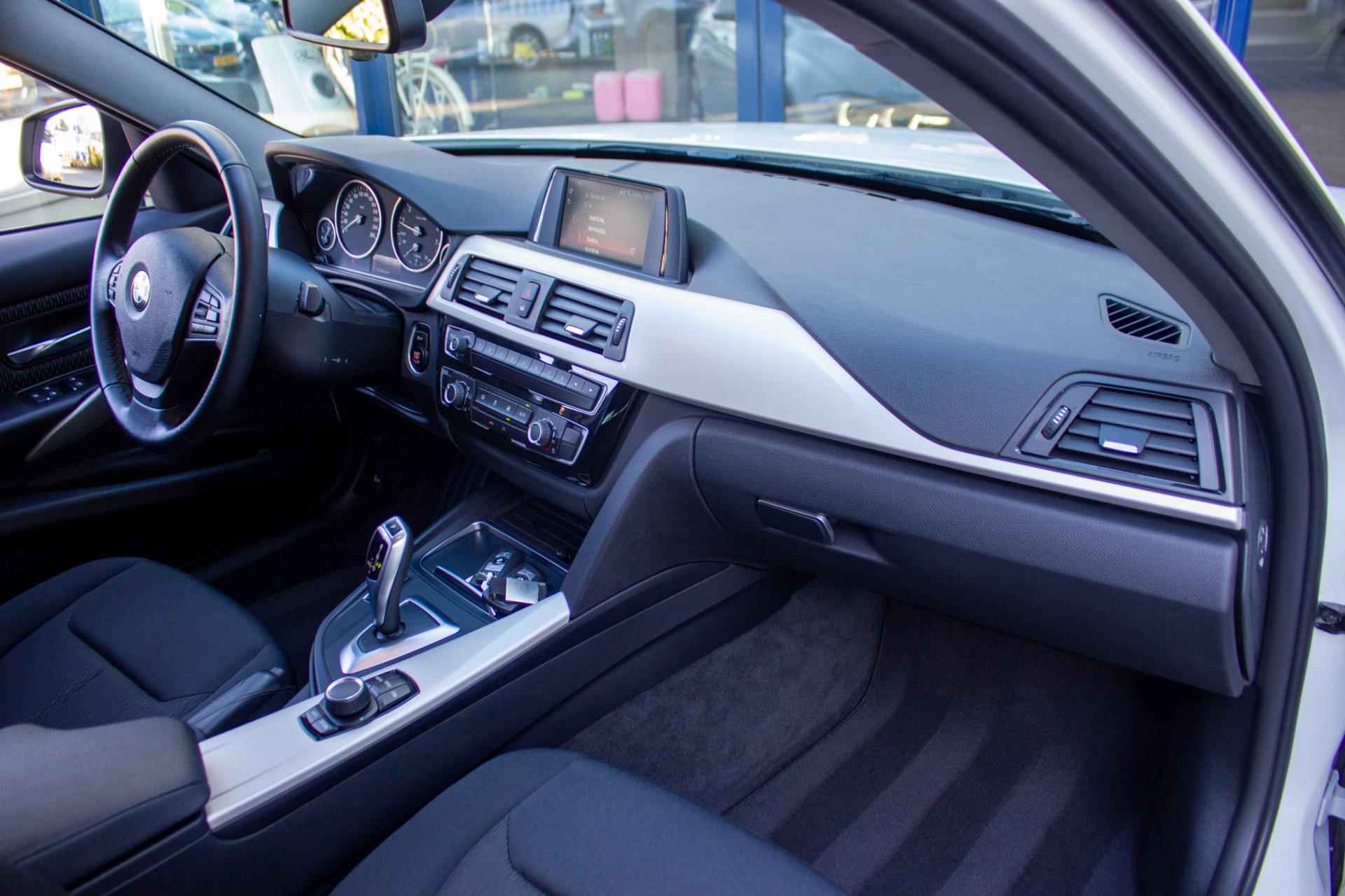 BMW 3-serie Touring 320i Automaat | Prijs rijklaar incl. 12 mnd garantie | Trekhaak Carplay Elek. achterklep - 23/48