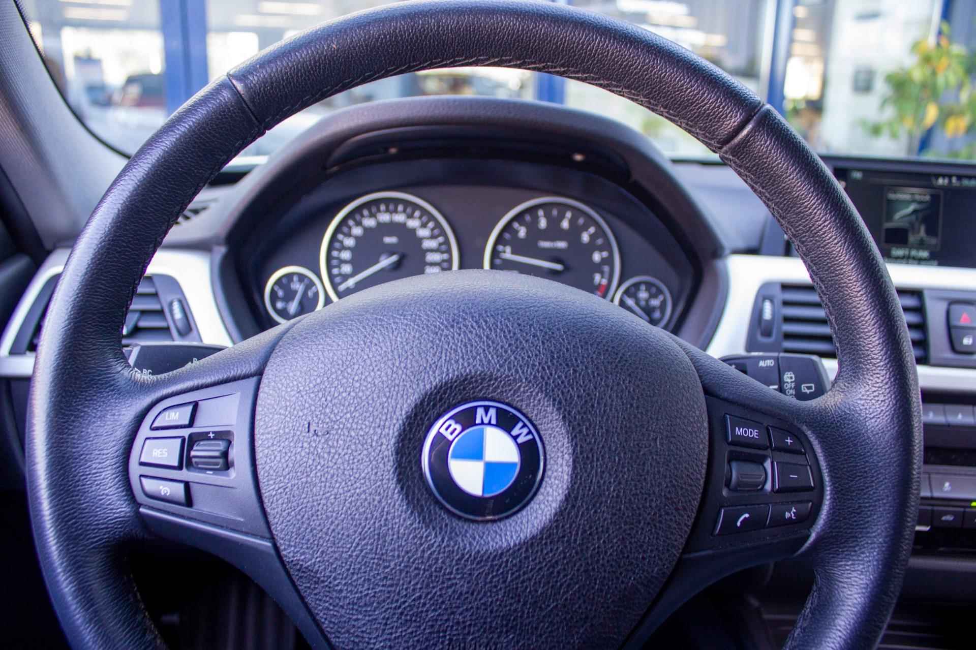 BMW 3-serie Touring 320i Automaat | Prijs rijklaar incl. 12 mnd garantie | Trekhaak Carplay Elek. achterklep - 26/47
