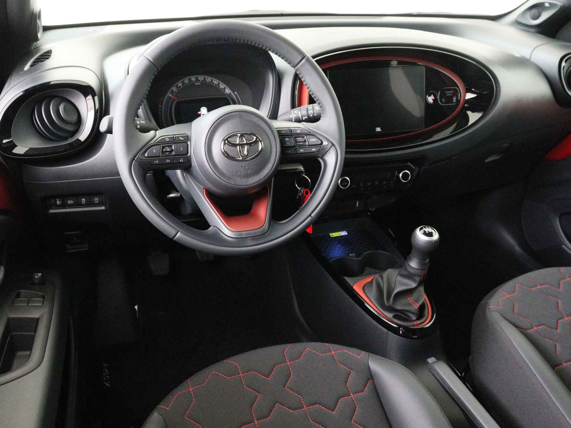 Toyota Aygo X 1.0 VVT-i MT envy DEMO I Navigatie I Climate Control I Cruise Control Adaptief I Camera I USB I LM Velgen 17 inch I Draadloze telefoonlader I - 6/40