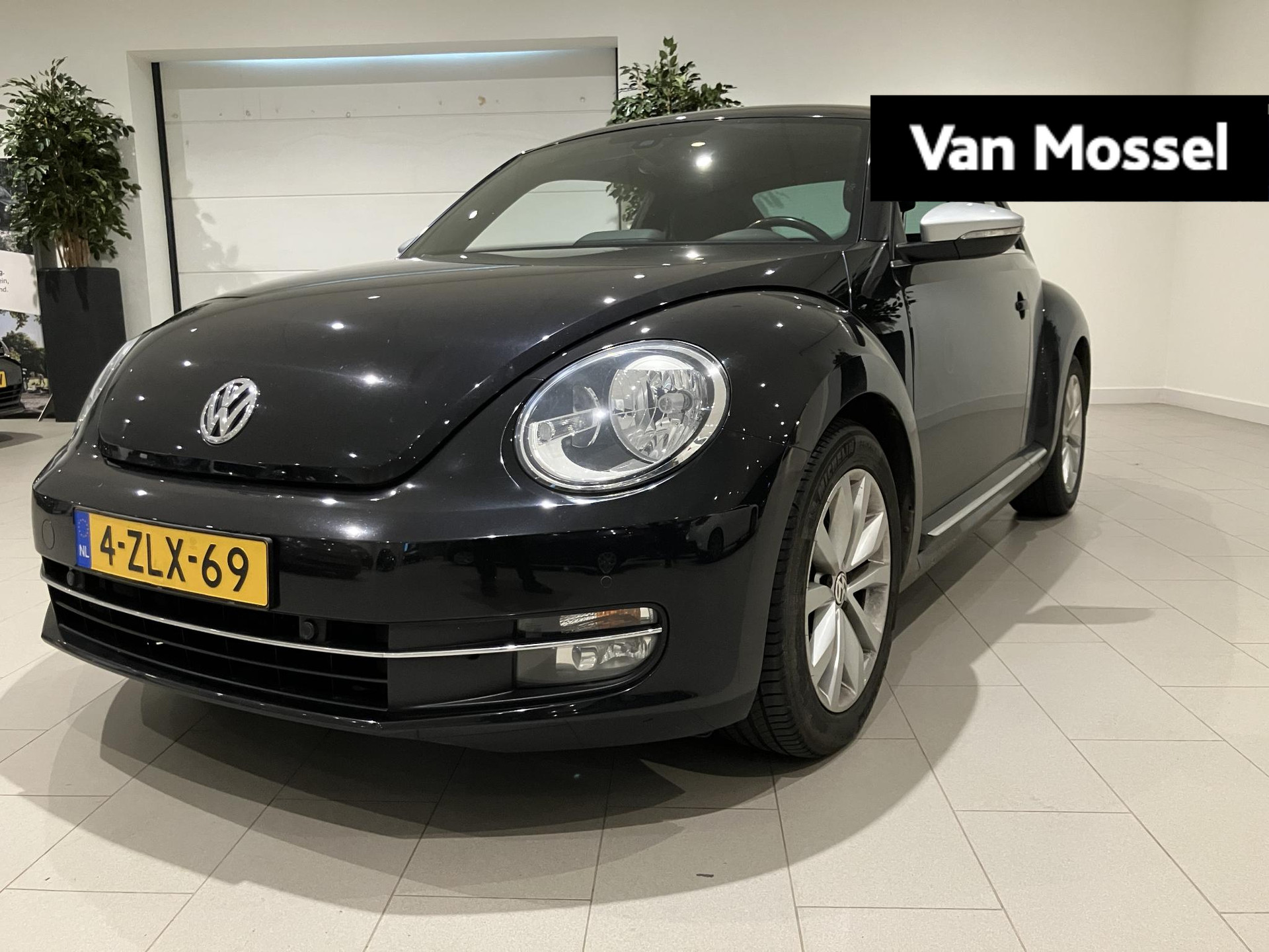 Volkswagen Beetle 1.2 TSI Design BlueMotion 105 PK | Cruise Control | Parkeersensoren | Bluetooth| Stoelverwarming | Lichtmetalen Velgen | Navigatie |