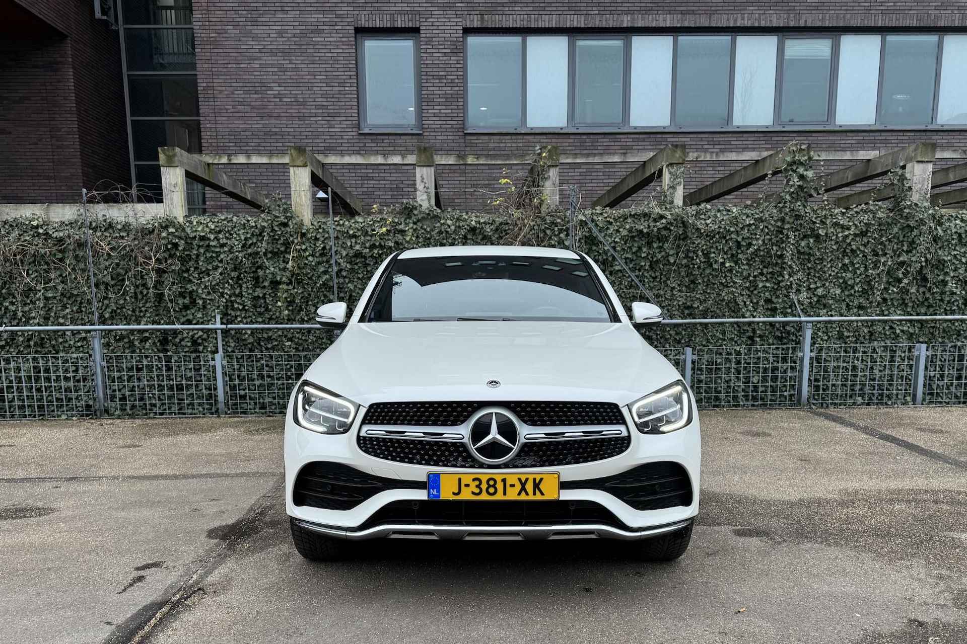 Mercedes-Benz GLC GLC 300e Coupé 4MATIC Business Solution AMG | Trekhaak | Stoelverwarming | Parktronic | Camera | Interieurverlichtingspakket | Keyless-Start | Spiegelpakket - 4/18