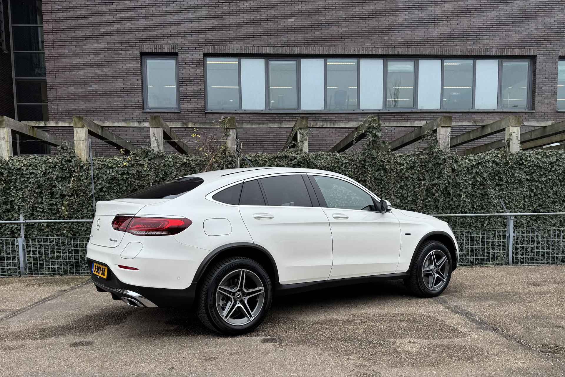 Mercedes-Benz GLC GLC 300e Coupé 4MATIC Business Solution AMG | Trekhaak | Stoelverwarming | Parktronic | Camera | Interieurverlichtingspakket | Keyless-Start | Spiegelpakket - 5/18