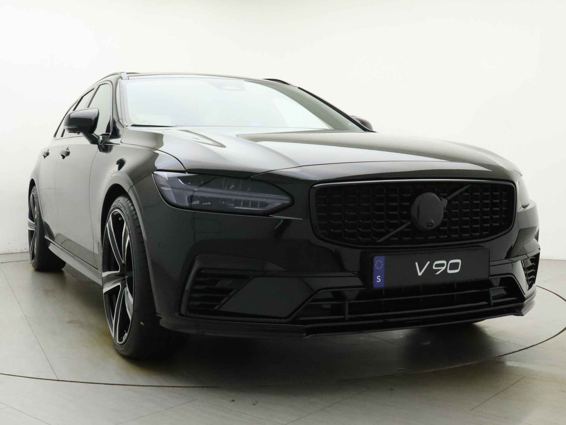 Volvo V90 T8 Recharge AWD Ultimate Dark / 21'' Heico velgen / Heico Uitlaten / B&W Audio / Luchtvering / Polestar / Styling kit / Black pack / Heico Pedaalset / 360 Camera / - 21/47