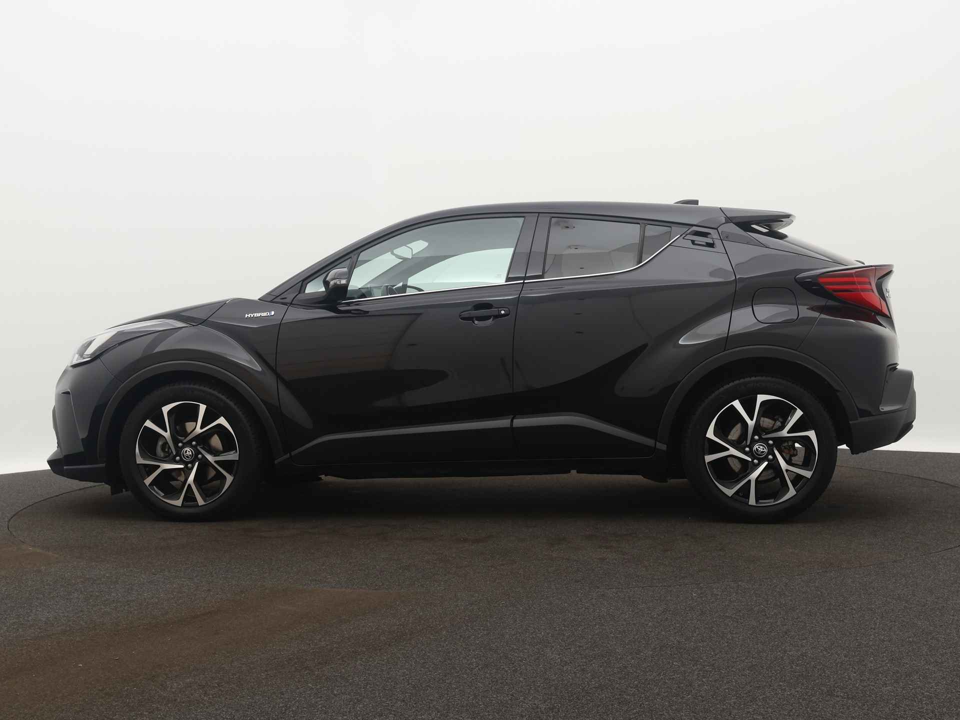 Toyota C-HR 1.8 Hybrid Style Luxury | Nederlandse auto | Lederen bekelding | Luxe uitvoering | JBL | Navigatie | Elektrisch Verstelbare Stoel | Stoelverwarming | Parkeersensoren | Camera | - 4/51