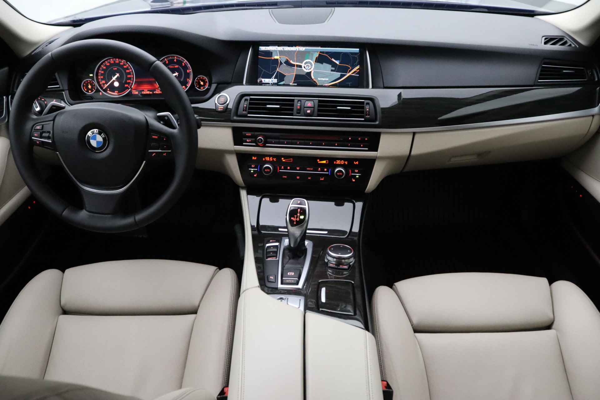 BMW 5 Serie 520i Luxury Edition | Lederen bekleding | Parkeersensoren | Elektrisch verstelbare verwarmde stoelen | Navigatie - 2/30