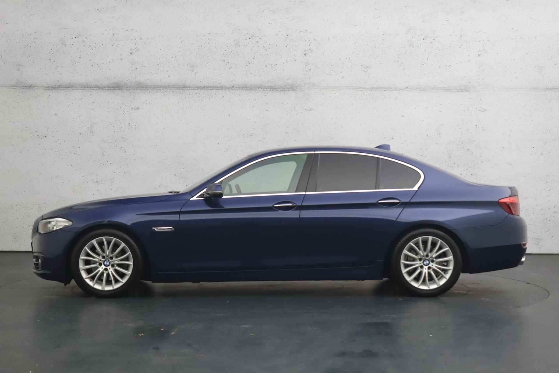 BMW 5 Serie 520i Luxury Edition | Lederen bekleding | Parkeersensoren | Elektrisch verstelbare verwarmde stoelen | Navigatie - 6/30