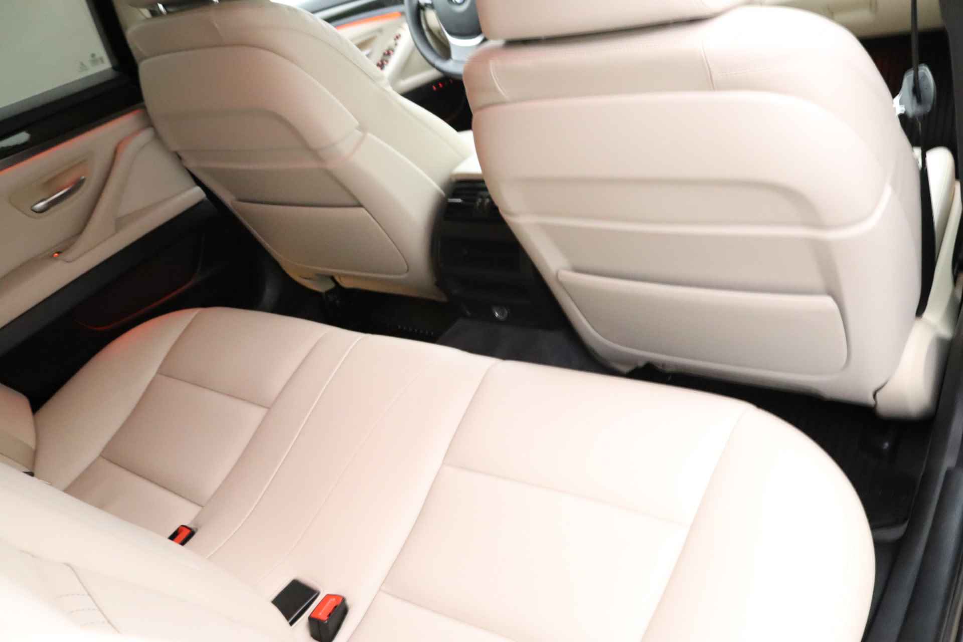 BMW 5 Serie 520i Luxury Edition | Lederen bekleding | Parkeersensoren | Elektrisch verstelbare verwarmde stoelen | Navigatie - 17/30