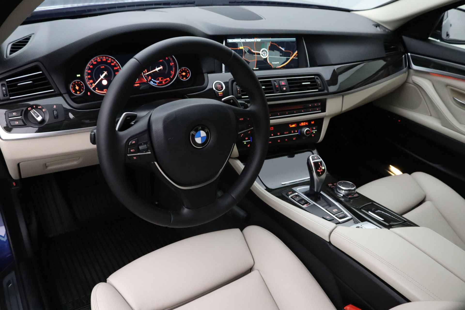 BMW 5 Serie 520i Luxury Edition | Lederen bekleding | Parkeersensoren | Elektrisch verstelbare verwarmde stoelen | Navigatie - 25/30