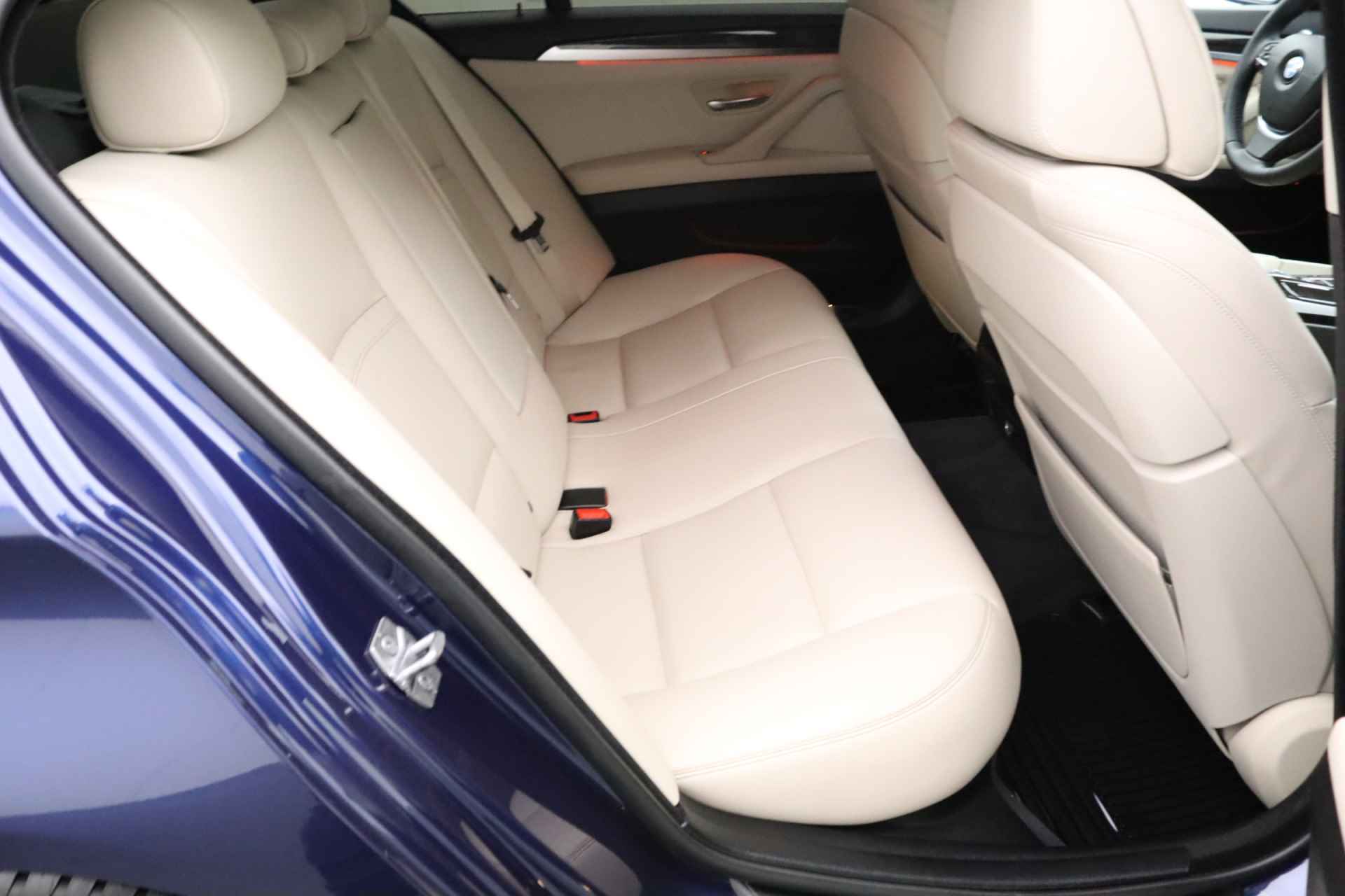 BMW 5 Serie 520i Luxury Edition | Lederen bekleding | Parkeersensoren | Elektrisch verstelbare verwarmde stoelen | Navigatie - 28/30