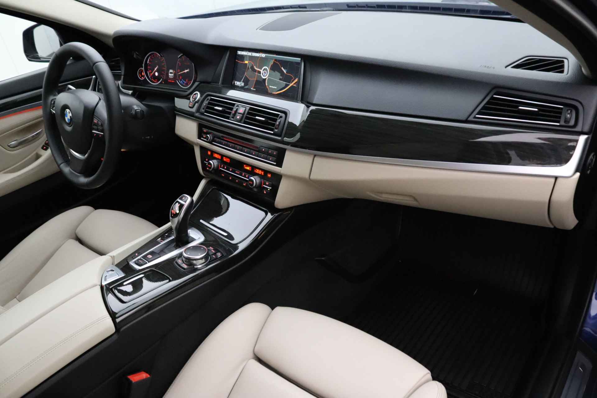 BMW 5 Serie 520i Luxury Edition | Lederen bekleding | Parkeersensoren | Elektrisch verstelbare verwarmde stoelen | Navigatie - 29/30