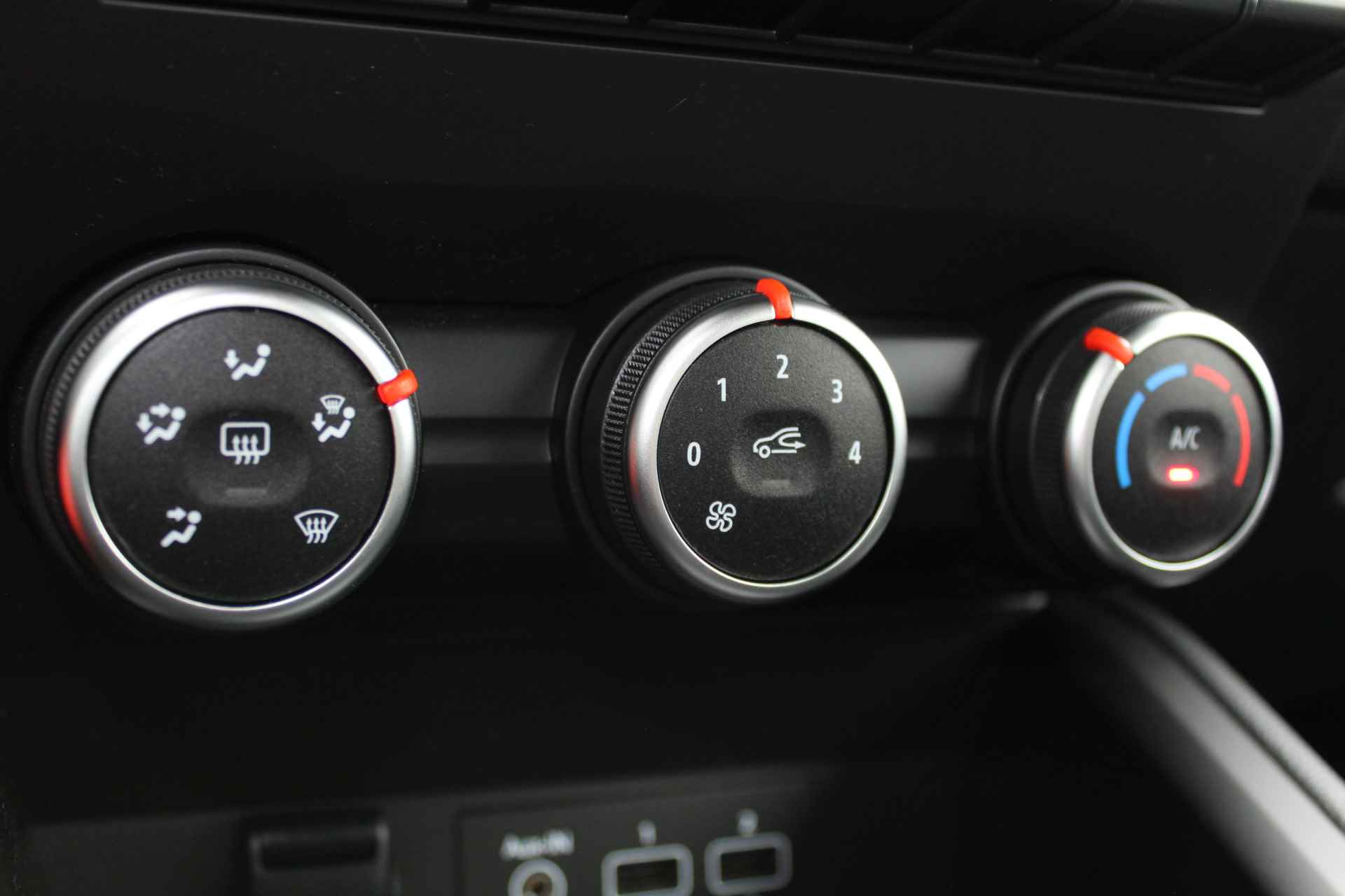 Renault Clio 1.0 TCe Zen | Incl. 1 jaar Garantie | 1e eigenaar | Dealer onderhouden | Cruise | Airco | Navigatie | Verkeersbord herkenning | LED koplampen | Parkeersensoren achter | DAB | Isofix | Origineel NL auto | NAP | - 41/49