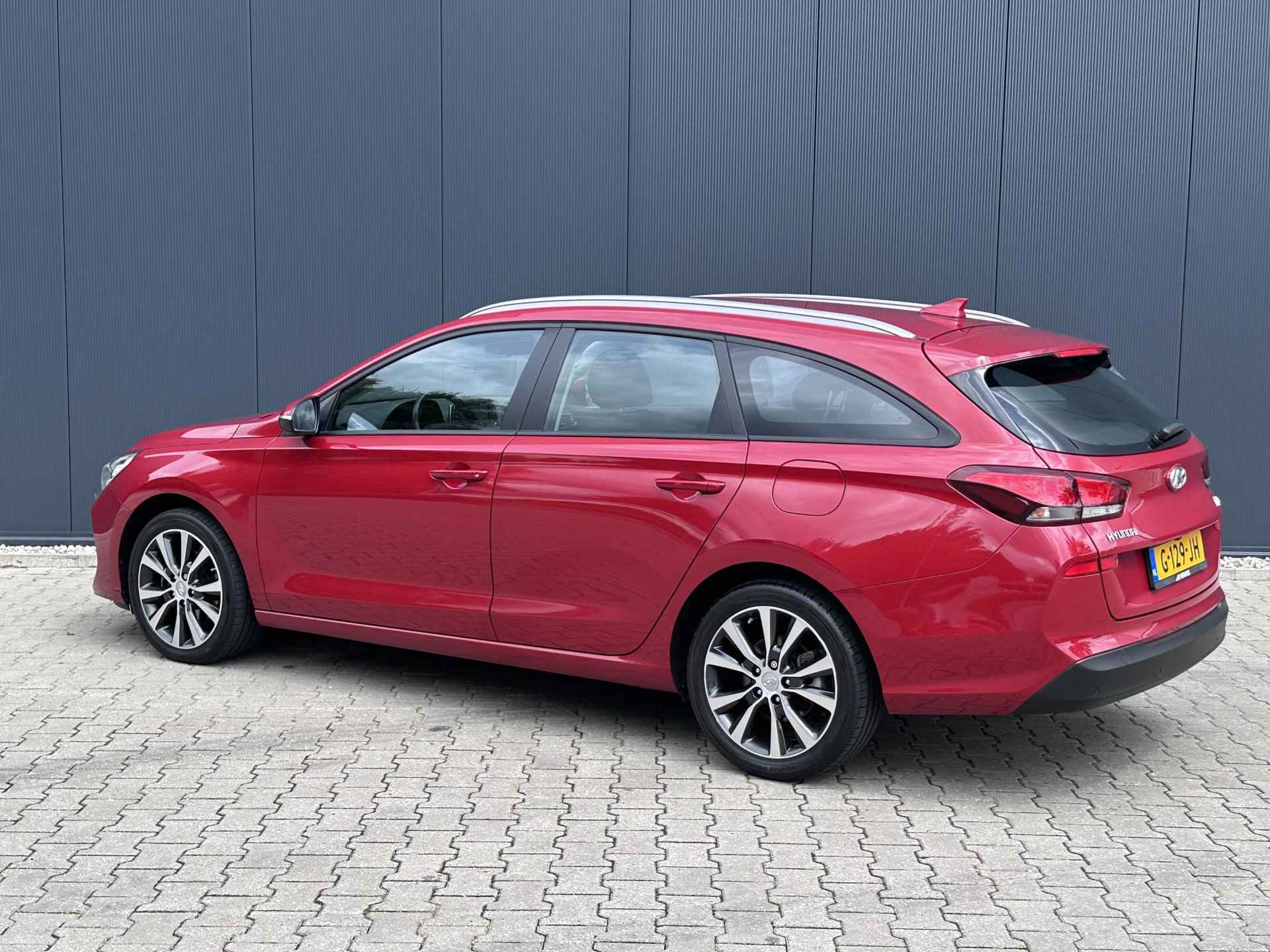 Hyundai i30 Wagon 1.0 T-GDI Comfort / Navigatiesysteem / 17'' Lichtmetalen velgen / Parkeersensoren / - 12/28