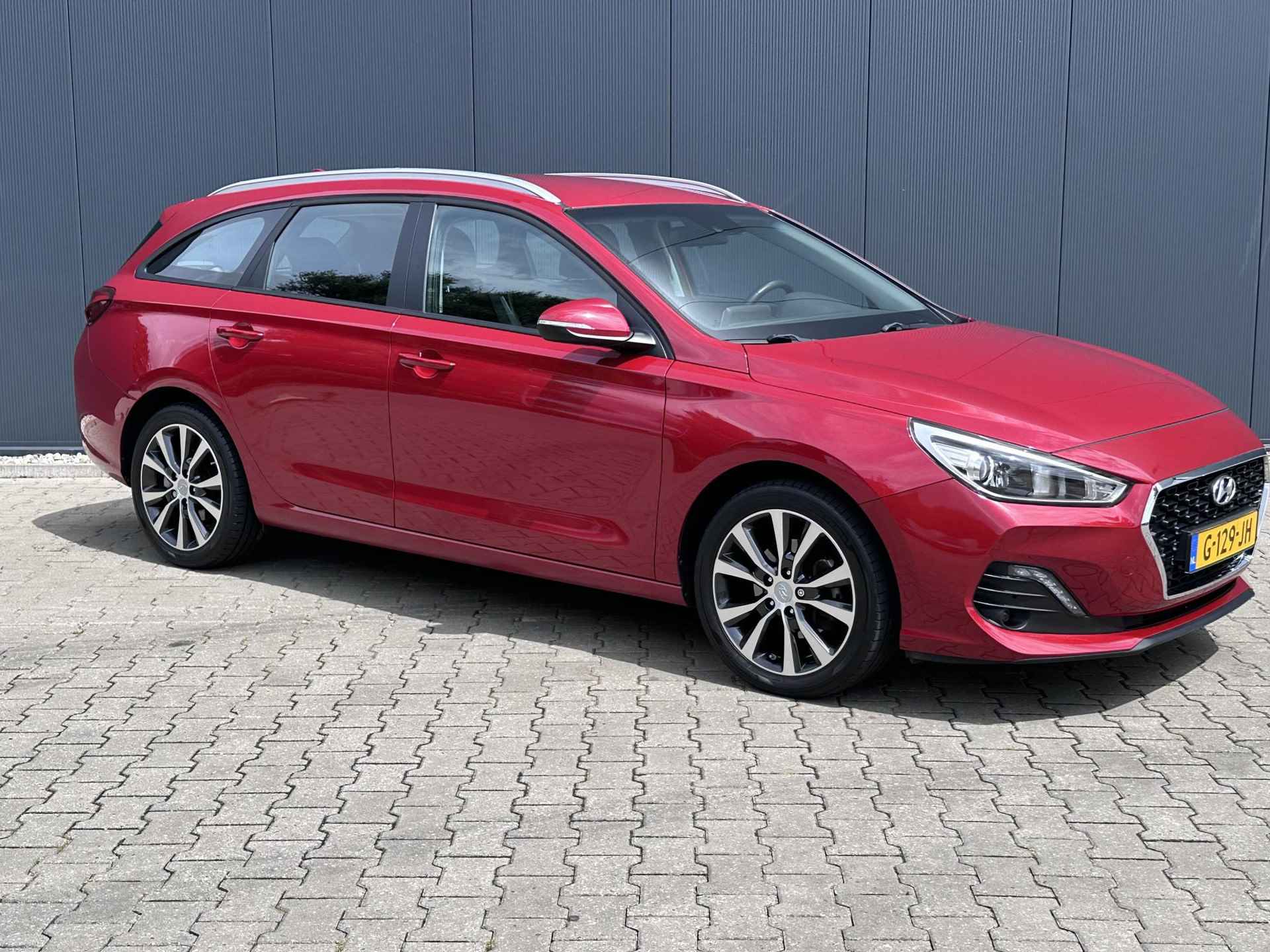 Hyundai i30 Wagon 1.0 T-GDI Comfort / Navigatiesysteem / 17'' Lichtmetalen velgen / Parkeersensoren / - 14/28