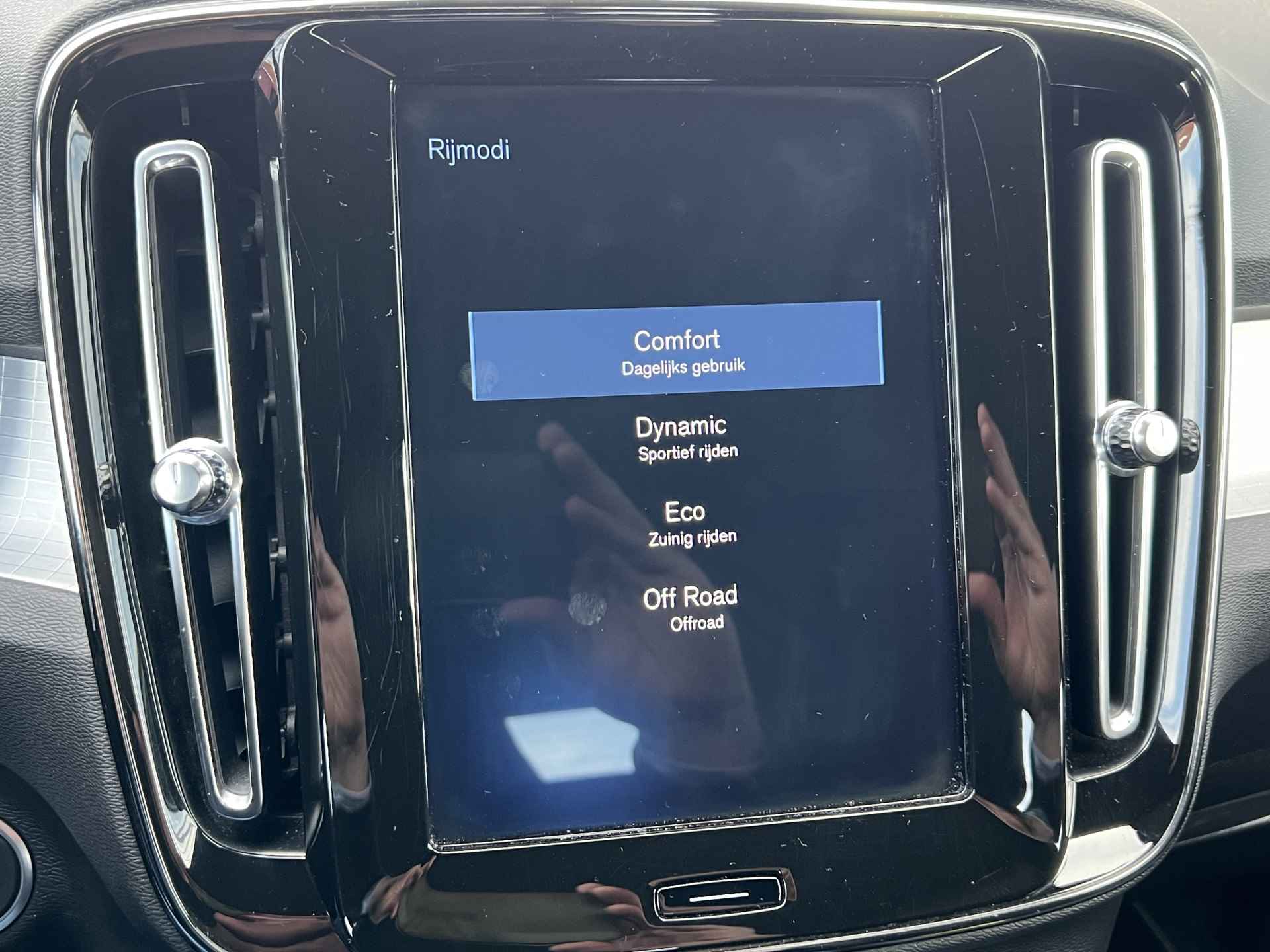 Volvo XC40 1.5 T3 Momentum Navigatie Camera Parkeersensoren v+a Led Koplampen Stoelverwarming Harman Kardon Audio Apple Carplay Android Auto Elek. Achterklep Blis - 23/48