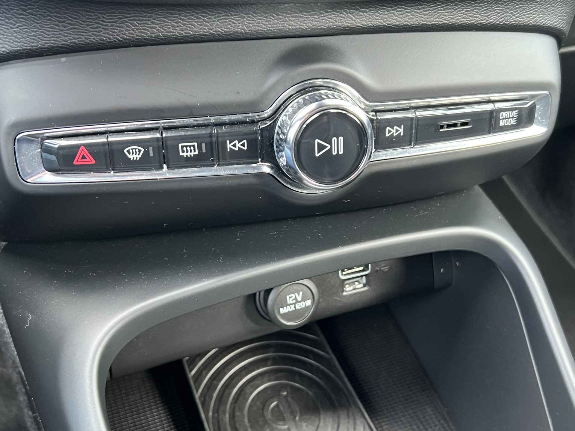 Volvo XC40 1.5 T3 Momentum Navigatie Camera Parkeersensoren v+a Led Koplampen Stoelverwarming Harman Kardon Audio Apple Carplay Android Auto Elek. Achterklep Blis - 25/48
