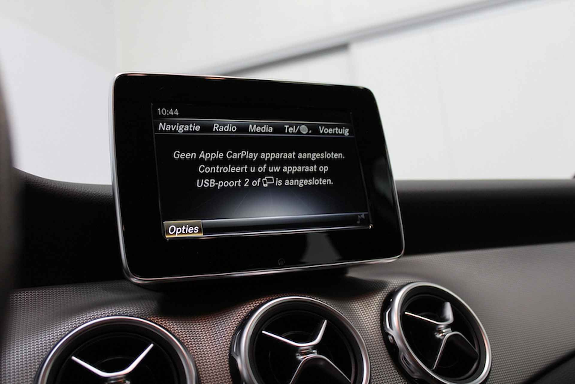 Mercedes-Benz GLA 180 123PK, AUTOMAAT | LEER | NAVIGATIE | CRUISE CONTROLE | TREKHAAK | CARPLAY - 27/35