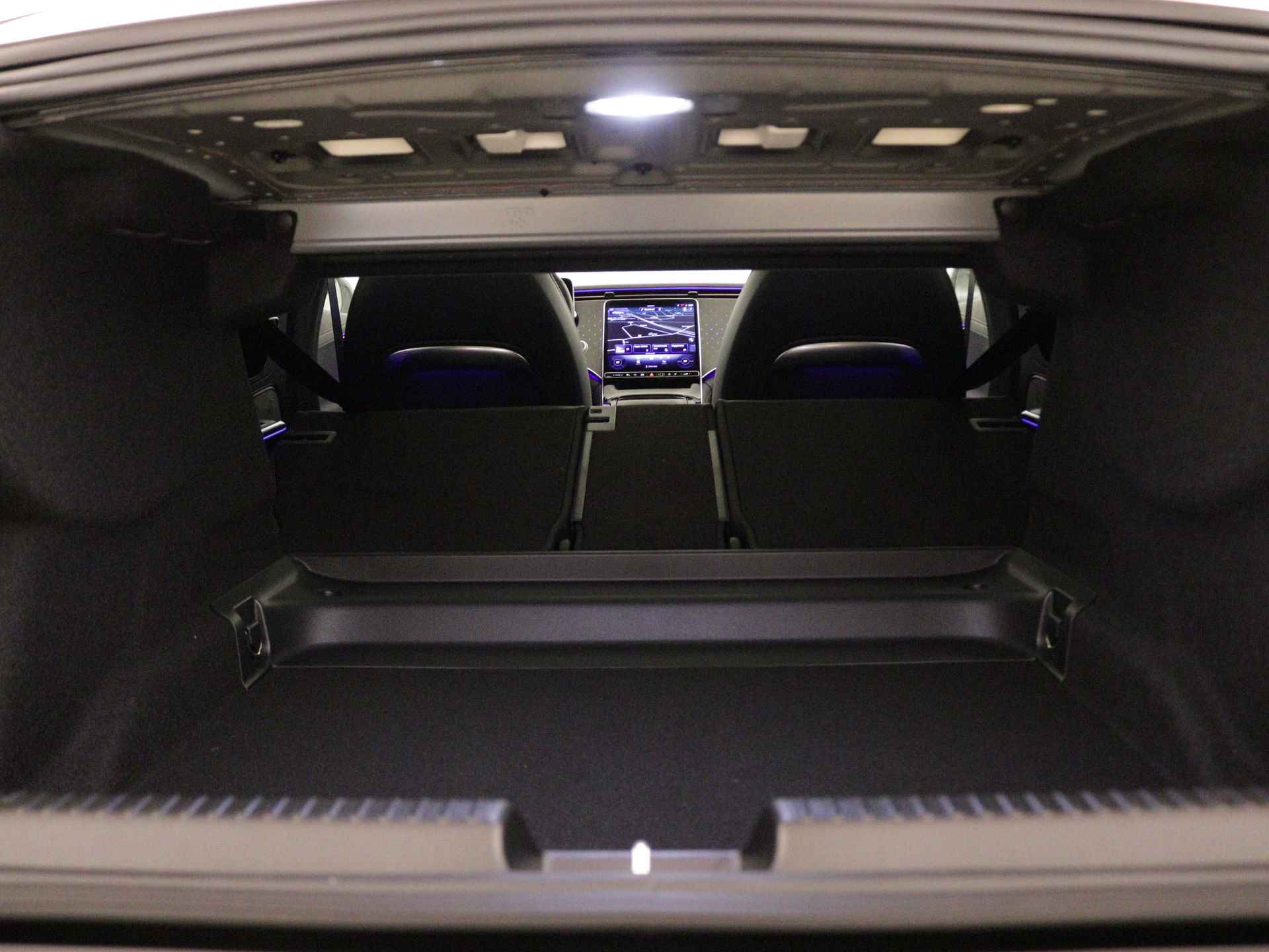 Mercedes-Benz EQE 300 Business Edition 89 kWh | Business Plus Pack | 	Parkeerpakket met achteruitrijcamera | KEYLESS GO-pakket | USB-pakket Plus | Rijassistentiepakket | Dodehoekassistent | Premium sfeerverlichting | - 36/39