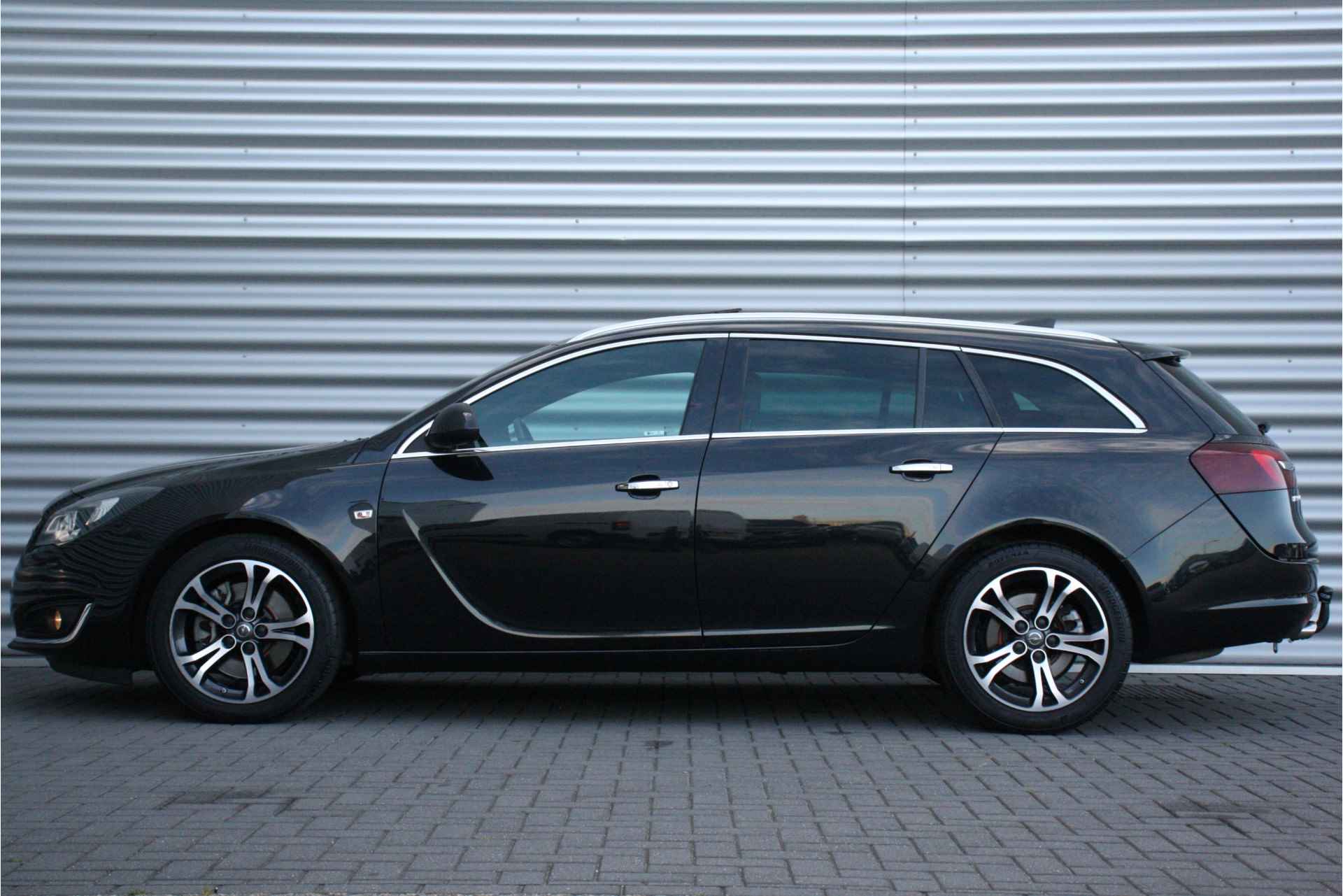 Opel Insignia SPORTS TOURER 2.0 TURBO 250PK INNOVATION+ / NAVI / LEDER / CLIMA / XENON / AGR / PDC / CAMERA / 18" LMV / BOSE / KEYLESS / WINTE - 2/42