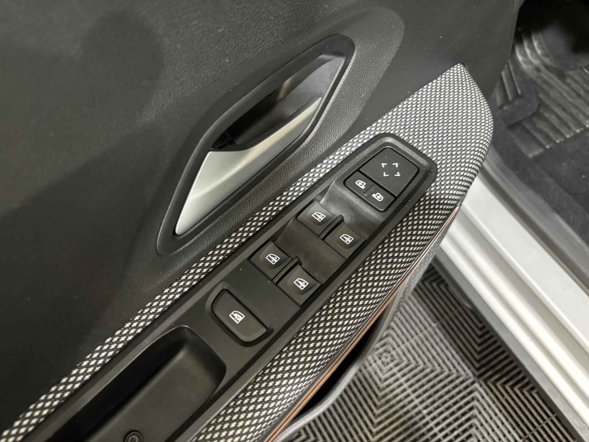 Dacia Sandero 1.0 - 90PK TCe Stepway Expression | Camera | Apple CarPlay/Android Auto | Cruise Control | Airco | Full LED | Parkeersensoren | Armsteun | Licht & Regen Sensor | - 14/28