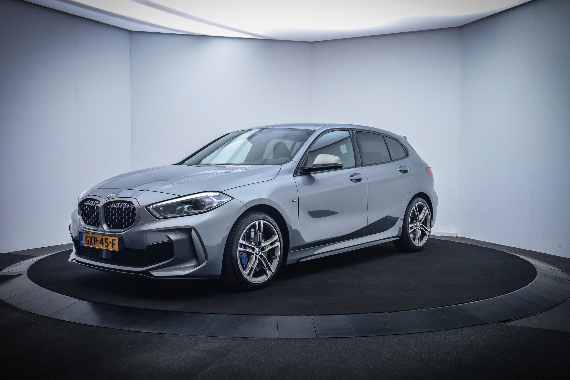 BMW 1-serie M135i xDr. HIGH EXECUTIVE 1e Eig.HARMAN KARDON/CAMERA/HEAD UP/KEYLESS/STOEL.VW