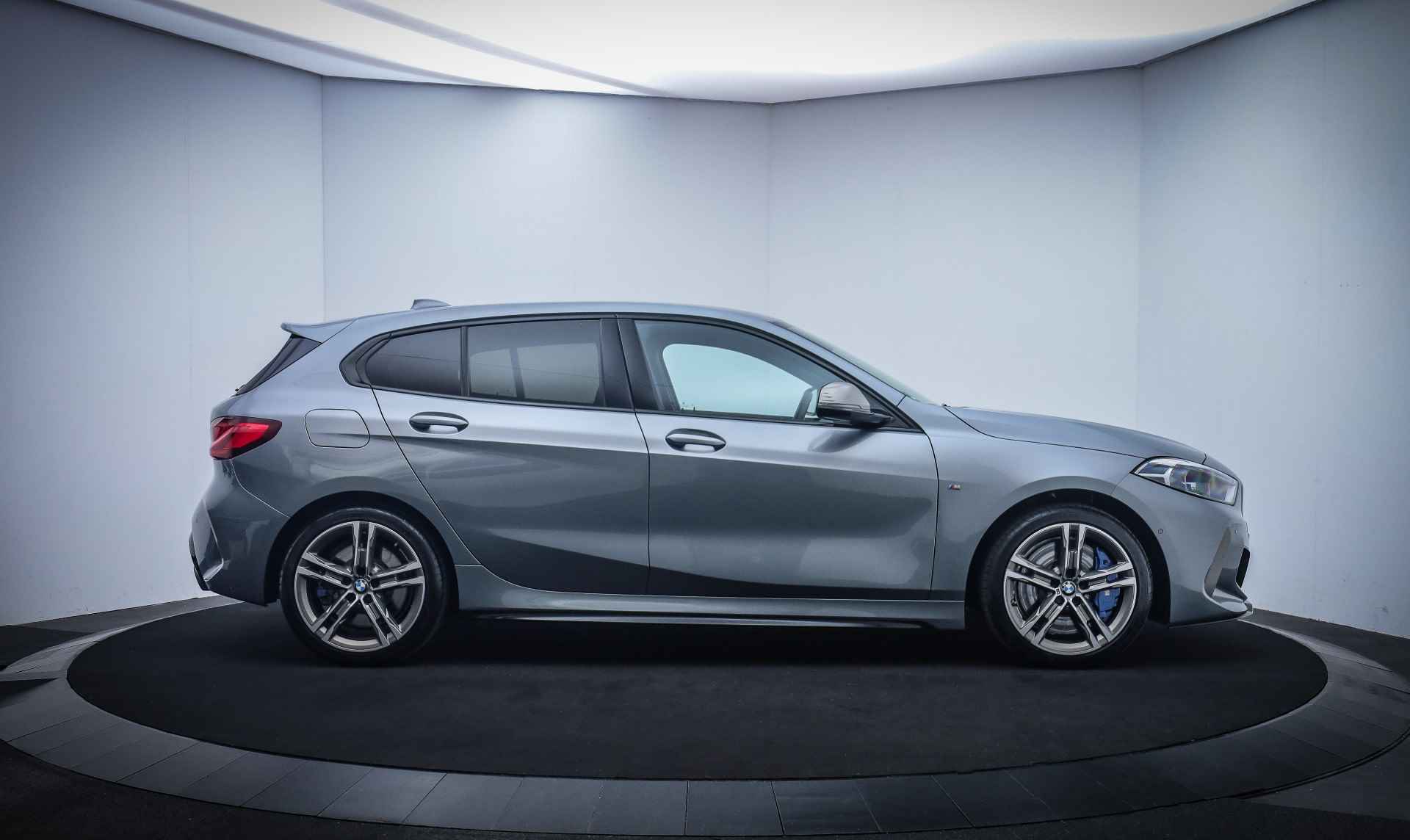 BMW 1-serie M135i xDr. HIGH EXECUTIVE 1e Eig.HARMAN KARDON/CAMERA/HEAD UP/KEYLESS/STOEL.VW - 4/37