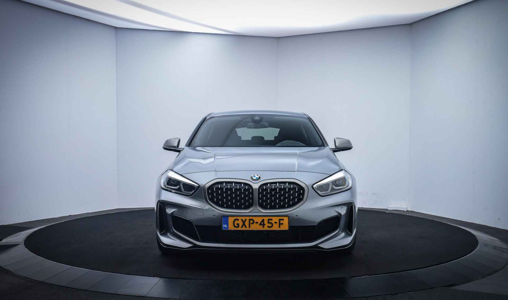 BMW 1-serie M135i xDr. HIGH EXECUTIVE 1e Eig.HARMAN KARDON/CAMERA/HEAD UP/KEYLESS/STOEL.VW - 2/37