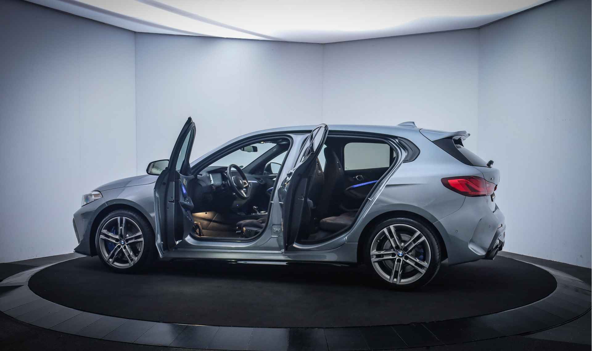 BMW 1-serie M135i xDr. HIGH EXECUTIVE 1e Eig.HARMAN KARDON/CAMERA/HEAD UP/KEYLESS/STOEL.VW - 9/37