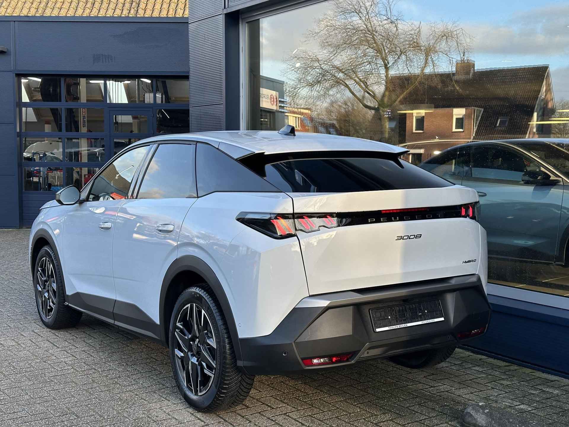 Peugeot 3008 1.2 Hybrid 136 Allure | Nieuwste Model 3008 | Automaat | All Season banden | Panorama Navigatie | Keyless Entry | Stoel & Stuurverwarming | 360 Graden Camera | Dodehoek detectie | Climate Control | LED Verlichting | 19 Inch Lichtmetalen Velgen | Camera | Half Lederen bekleding | - 2/56