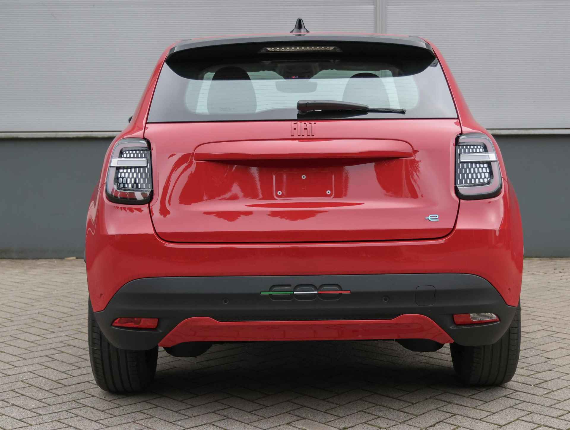 Fiat 600e RED 54 kWh 3-fase (NIEUW!!/Direct rijden/Climate/FULL LED/Virt.Cockpit/PDC) - 40/43