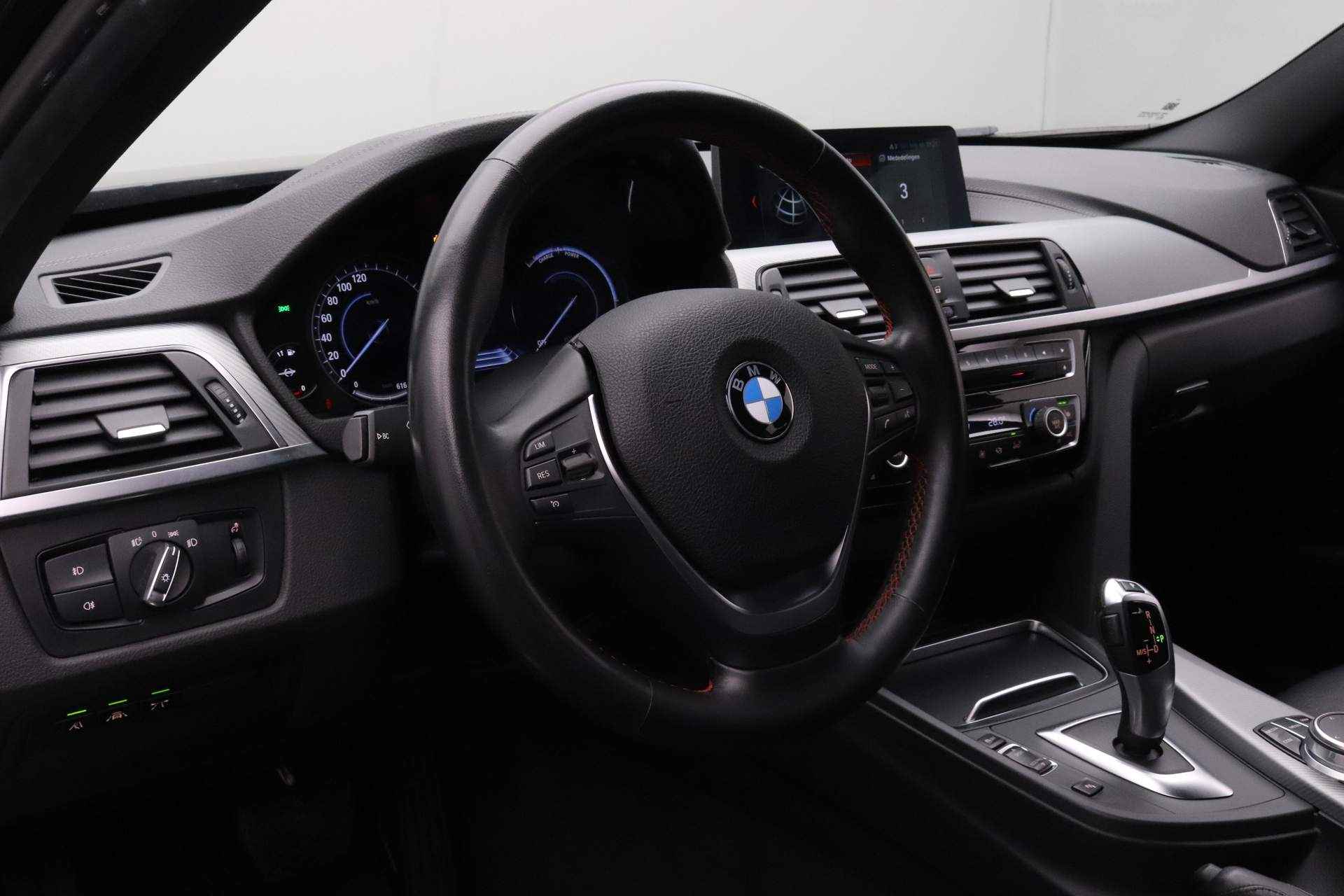 BMW 3 Serie Touring 320d EDE Saphir Edition | Achteruitrijcamera | Driving Assistant | Stoelverwarming | Navigatiesysteem Professional | PDC | - 16/24