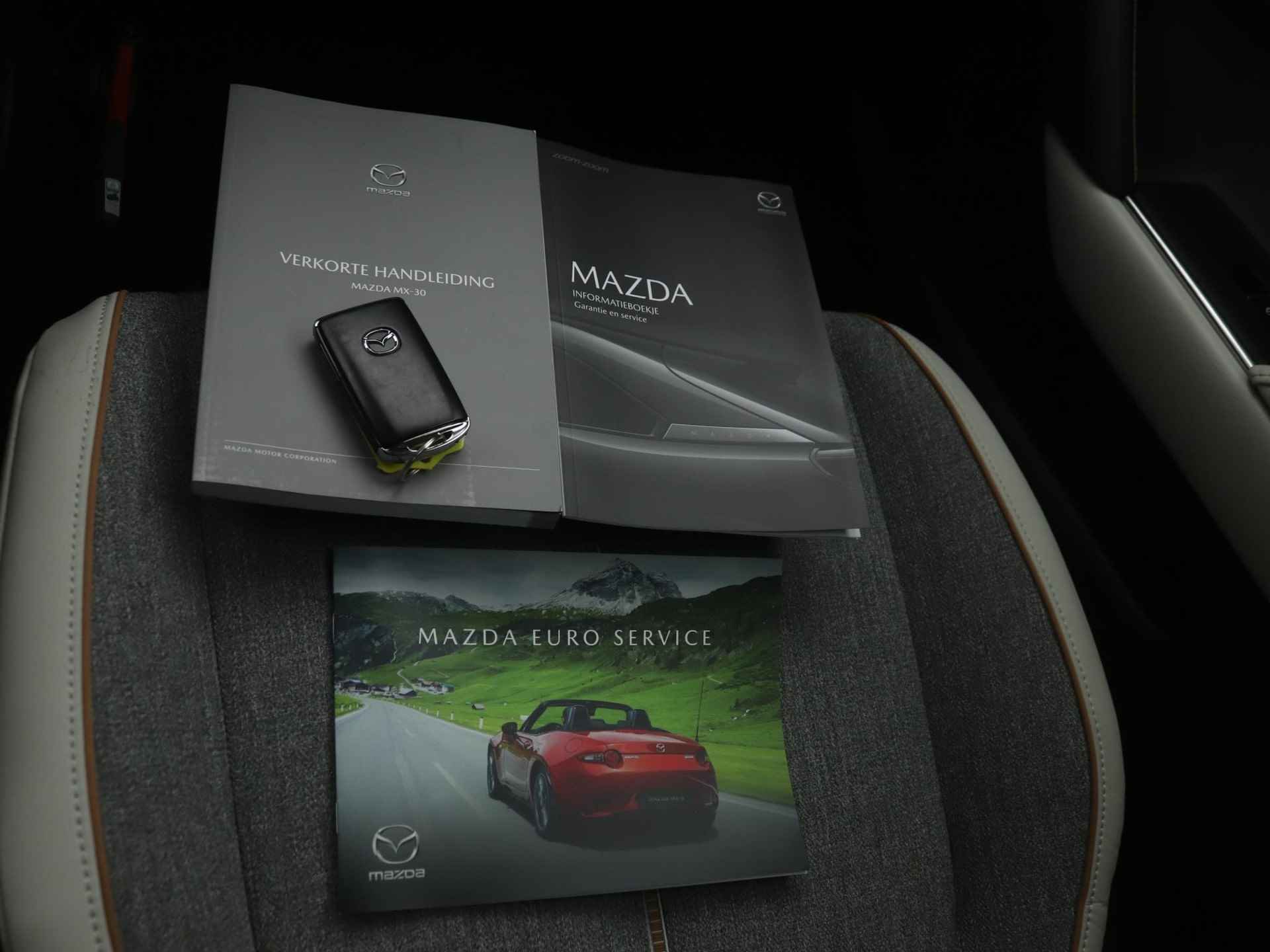 Mazda MX-30 e-SkyActiv EV Luxury : dealer onderhouden - 8% bijtelling tot 12-2025 | €2.000,- subsidie - 40/49