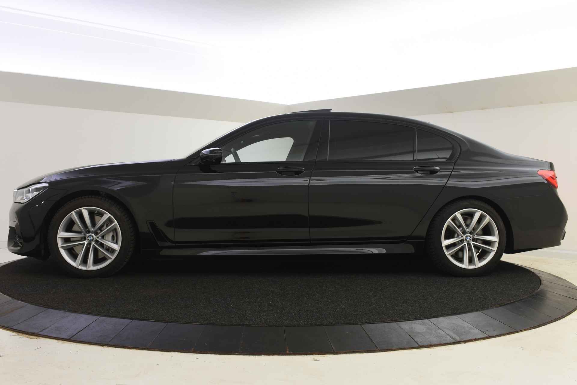 BMW 7 Serie 750Li xDrive High Executive M Sport Automaat / Panoramadak / Trekhaak / Massagefunctie voor + achter / Bowers & Wilkins / Laserlicht / TV functie / Night Vision - 5/65