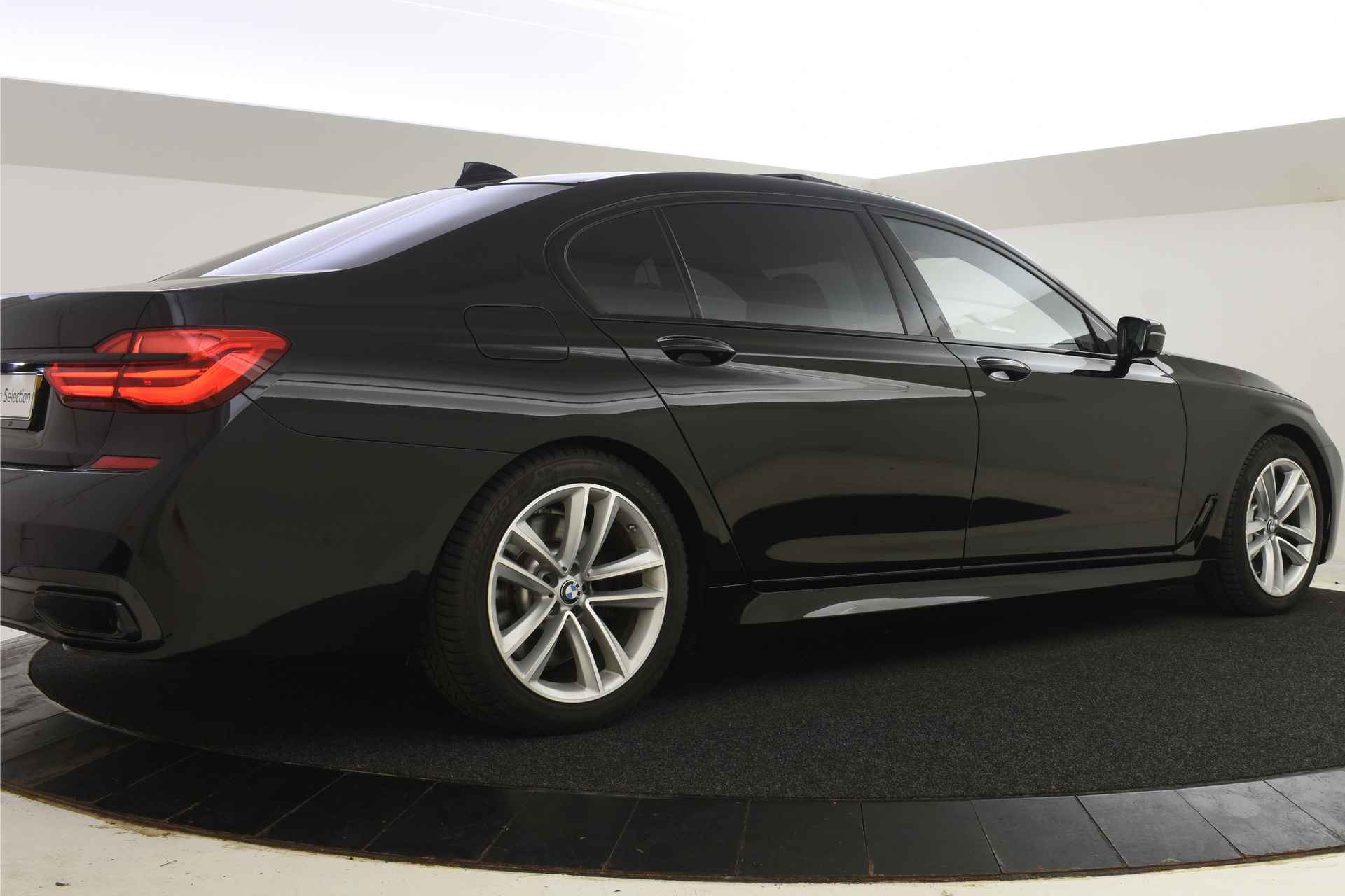 BMW 7 Serie 750Li xDrive High Executive M Sport Automaat / Panoramadak / Trekhaak / Massagefunctie voor + achter / Bowers & Wilkins / Laserlicht / TV functie / Night Vision - 14/65