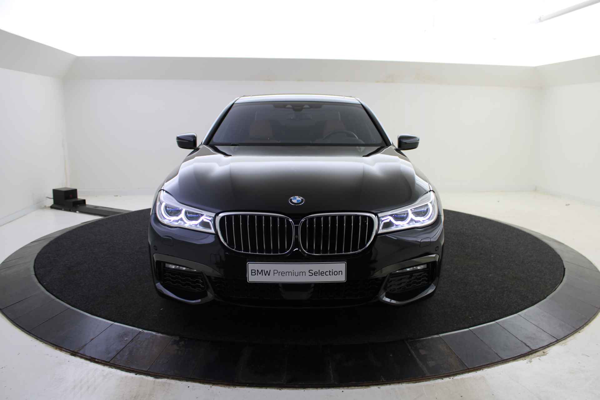 BMW 7 Serie 750Li xDrive High Executive M Sport Automaat / Panoramadak / Trekhaak / Massagefunctie voor + achter / Bowers & Wilkins / Laserlicht / TV functie / Night Vision - 63/65