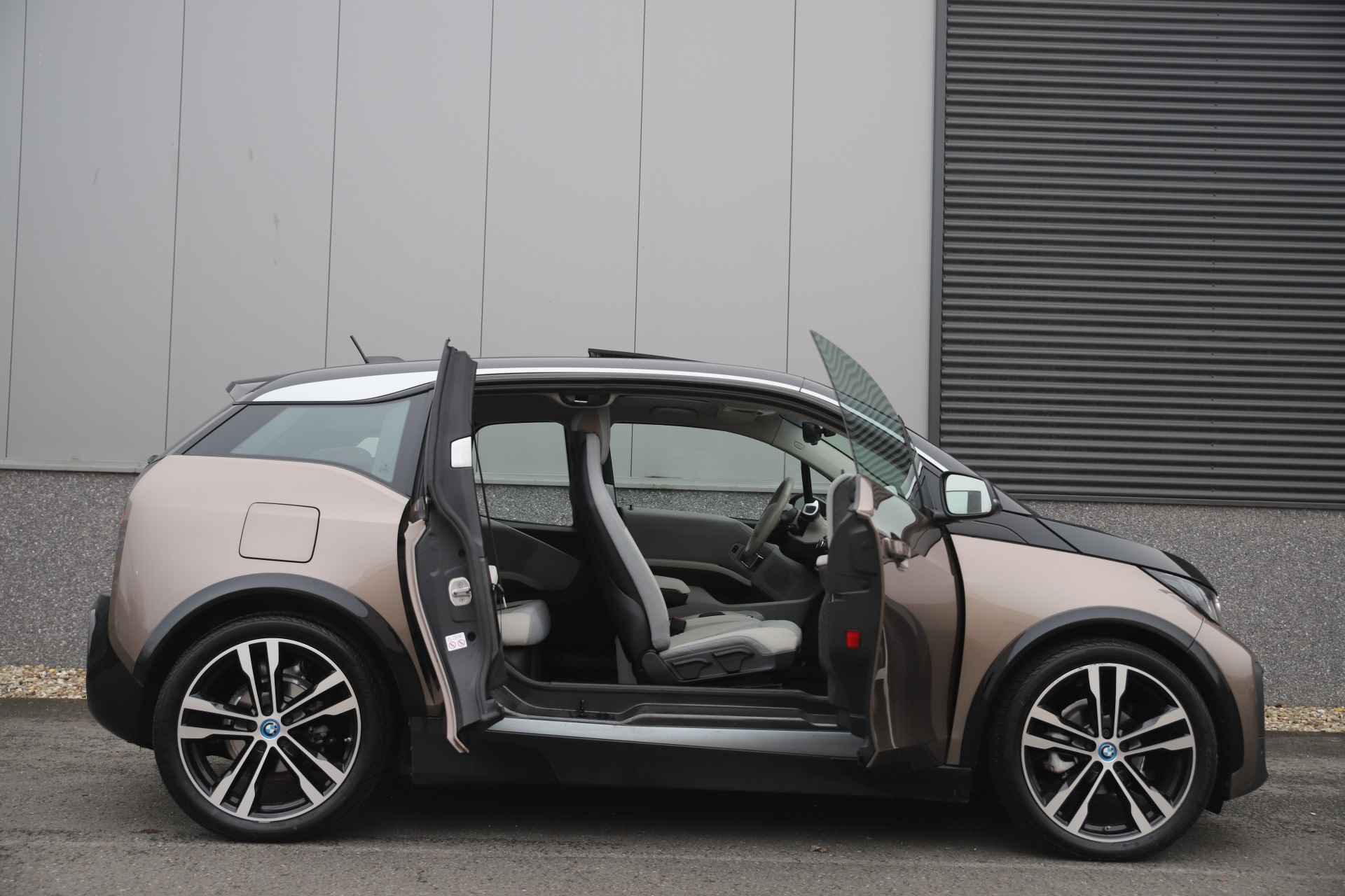 BMW i3 Executive 120Ah 42 kWh Schuifdak/Carplay/Adaptive/Sport/Loft/20"/3-fase - 6/43