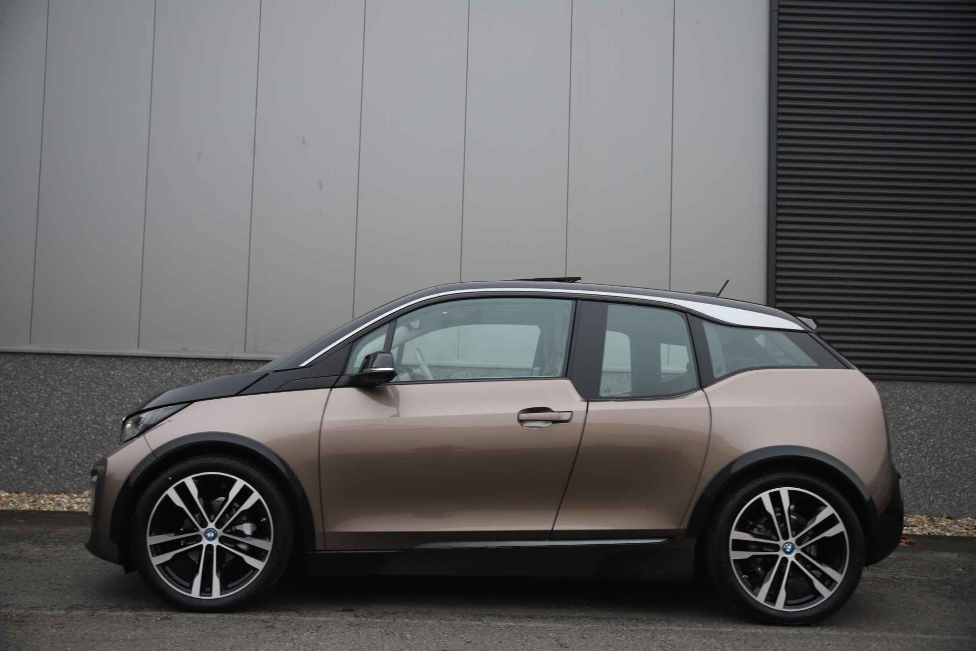 BMW i3 Executive 120Ah 42 kWh Schuifdak/Carplay/Adaptive/Sport/Loft/20"/3-fase - 29/43